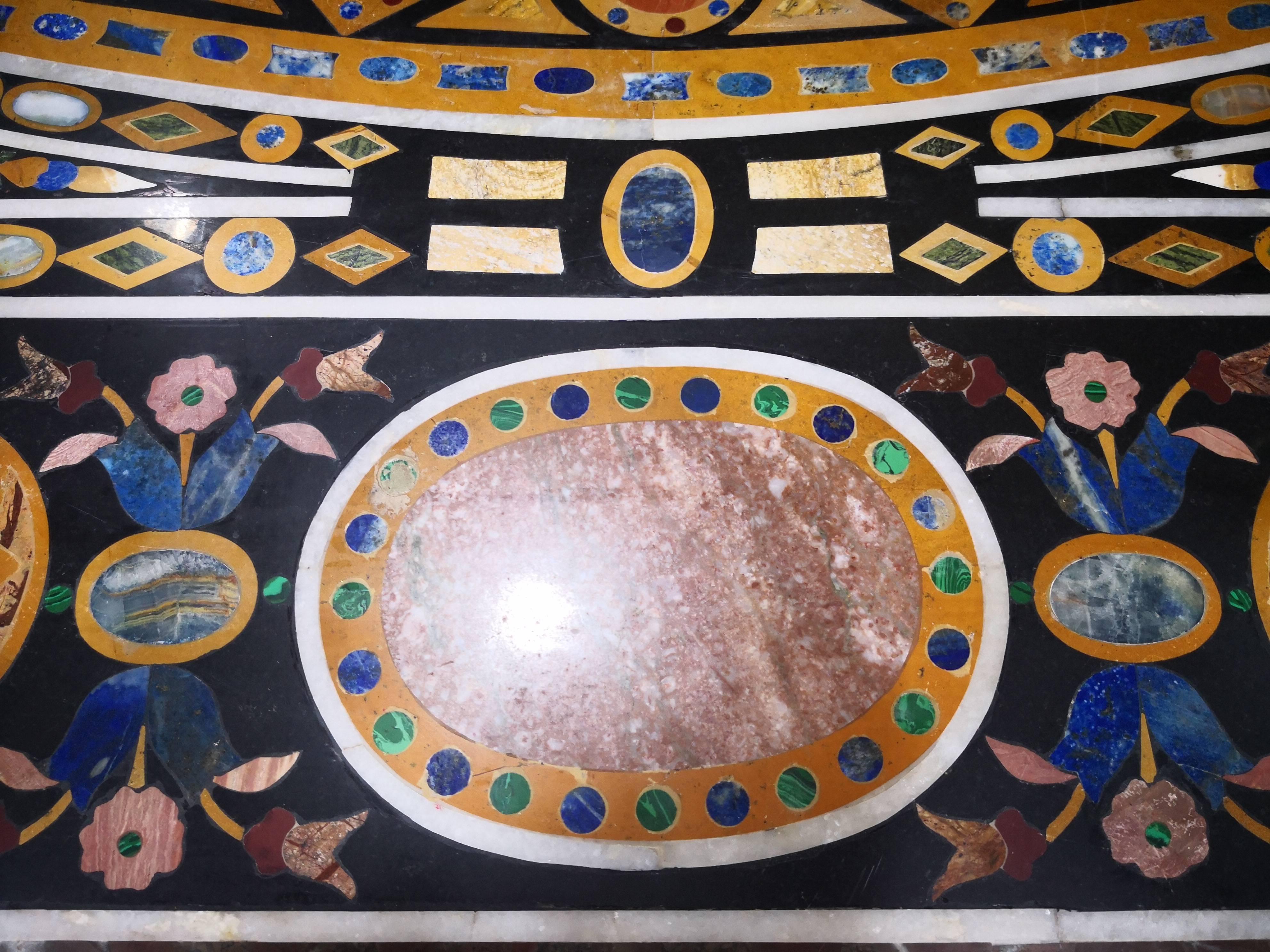 Table de salle à manger de dix places, fabriquée à la main, en mosaïque italienne de pietra dura, composée de pierres semi-précieuses telles que le lapis bleu, la turquoise et la malachite verte.

Il s'agit de la reproduction d'un plateau de table