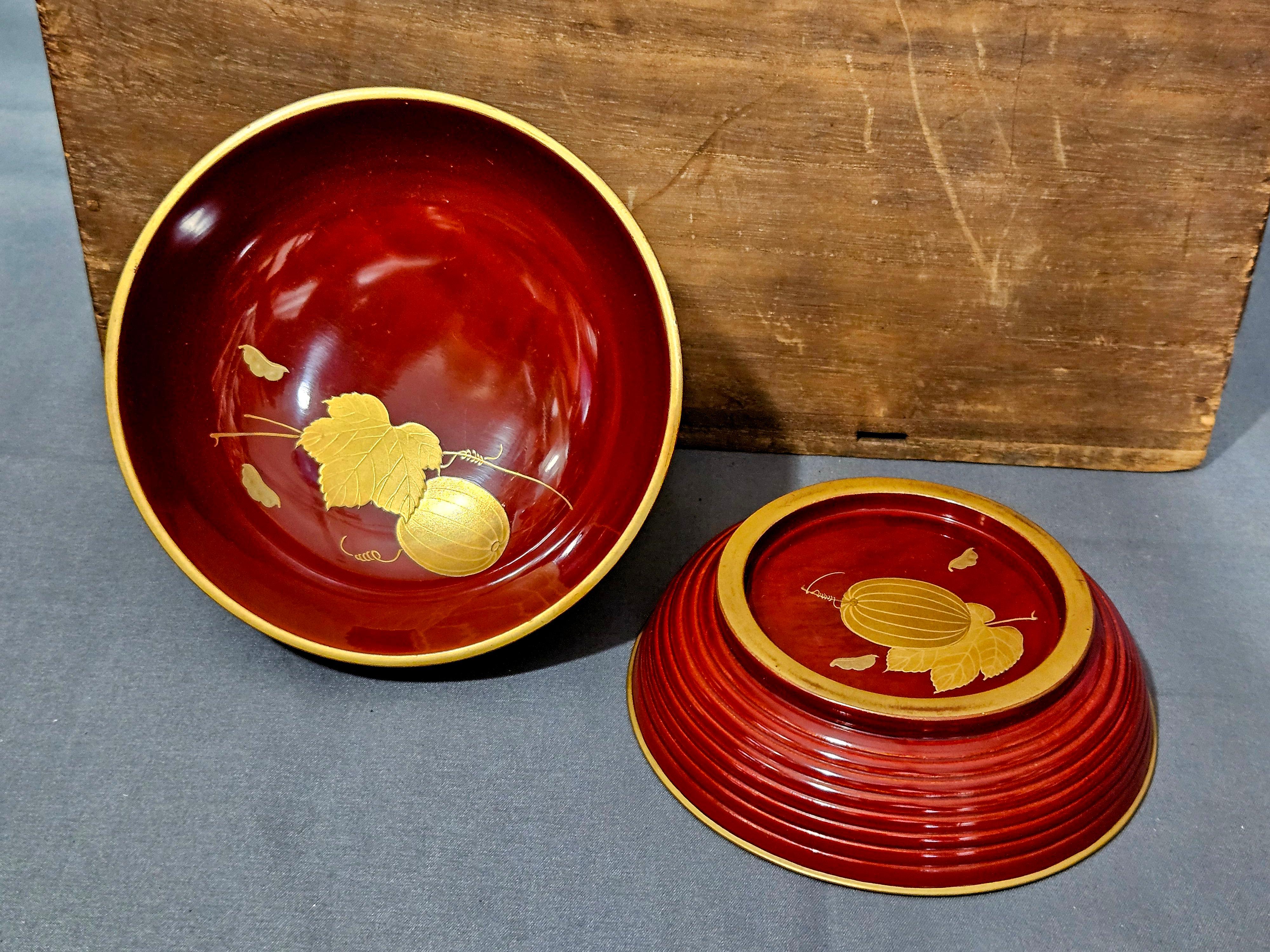 10 Sets of Japanese Gilt Rice Lacquer Bowls w/ Covers, 19 Century For Sale 9
