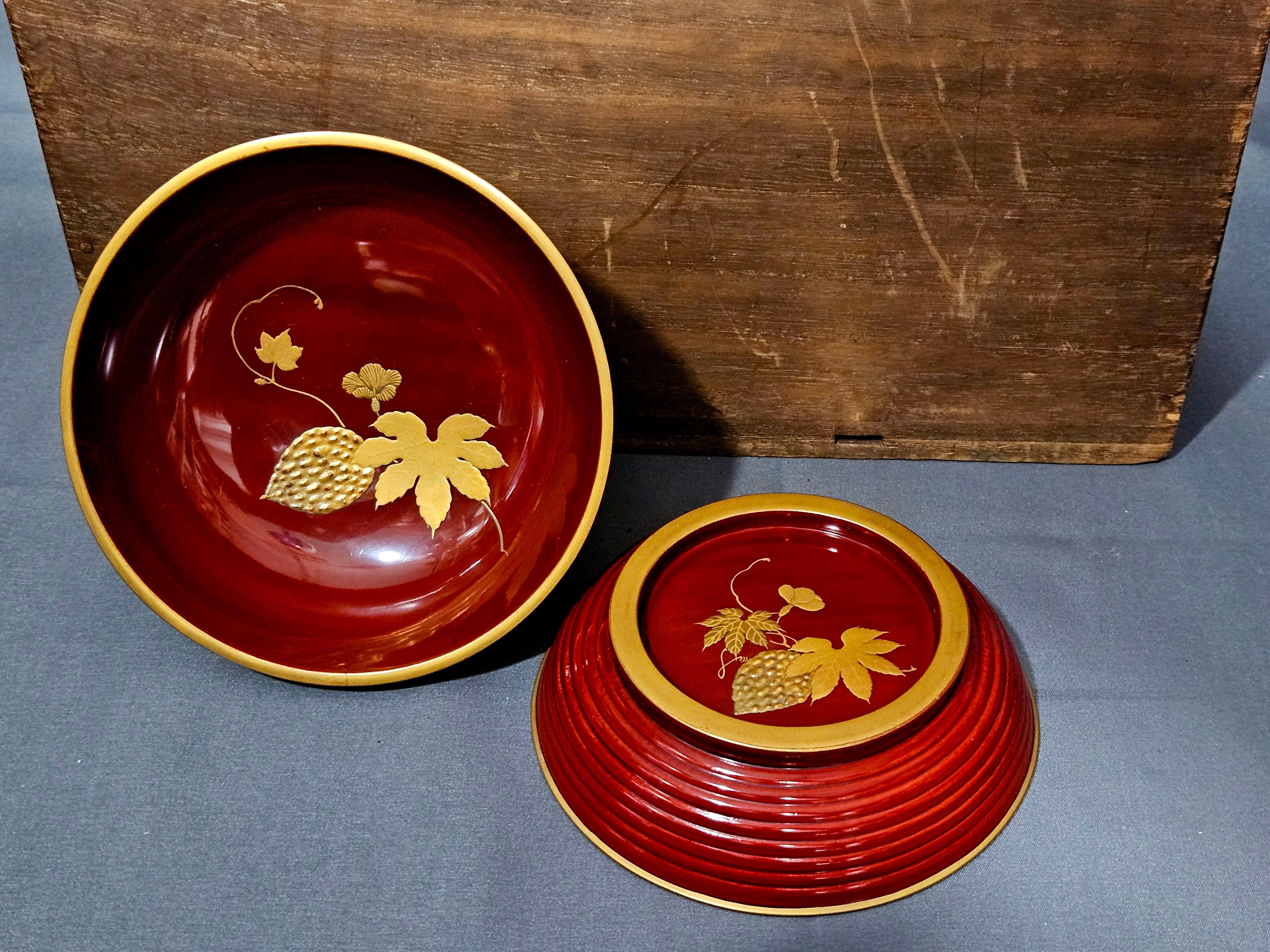 10 Sets of Japanese Gilt Rice Lacquer Bowls w/ Covers, 19 Century For Sale 13