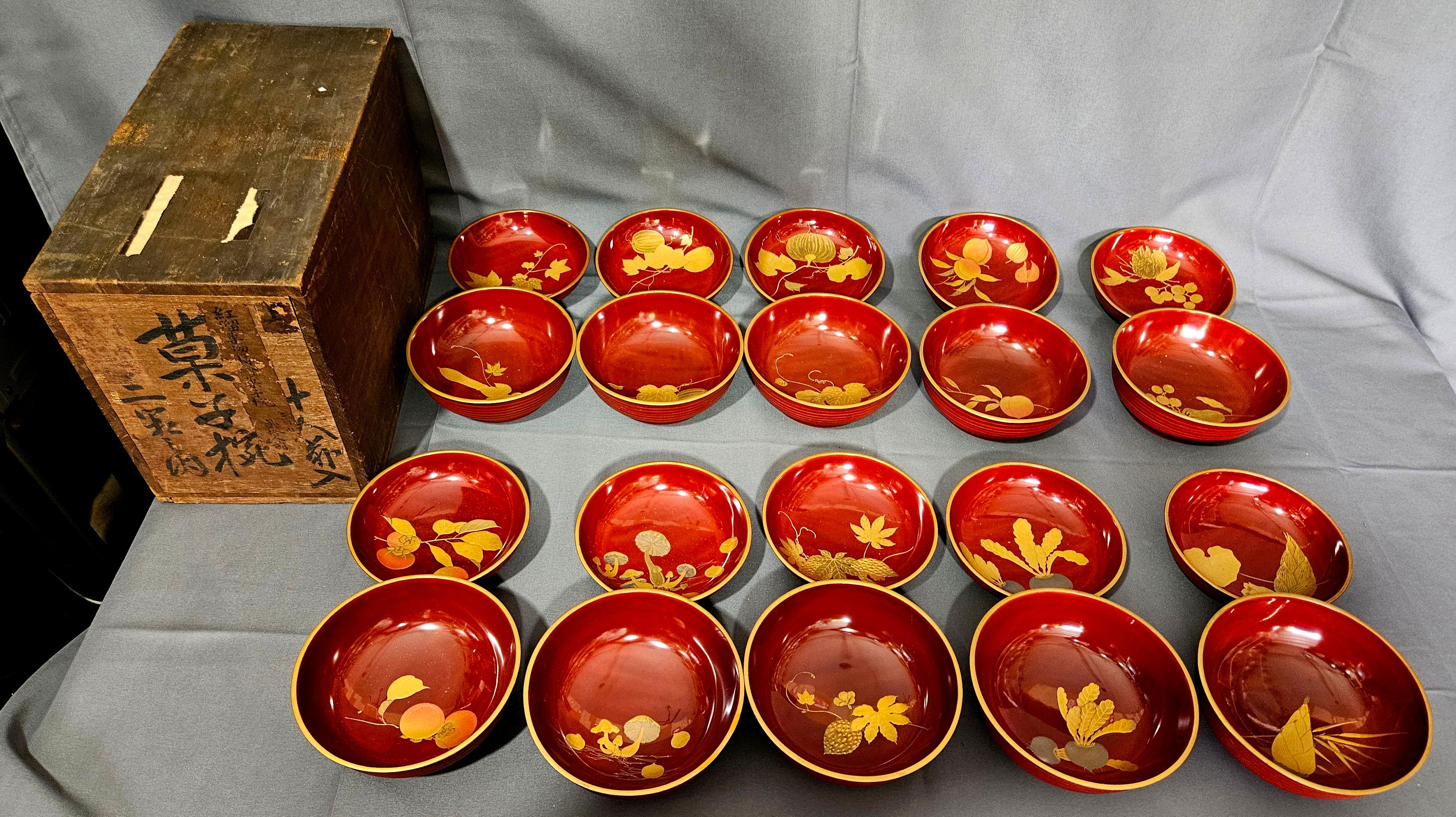 Hand-Painted 10 Sets of Japanese Gilt Rice Lacquer Bowls w/ Covers, 19 Century For Sale
