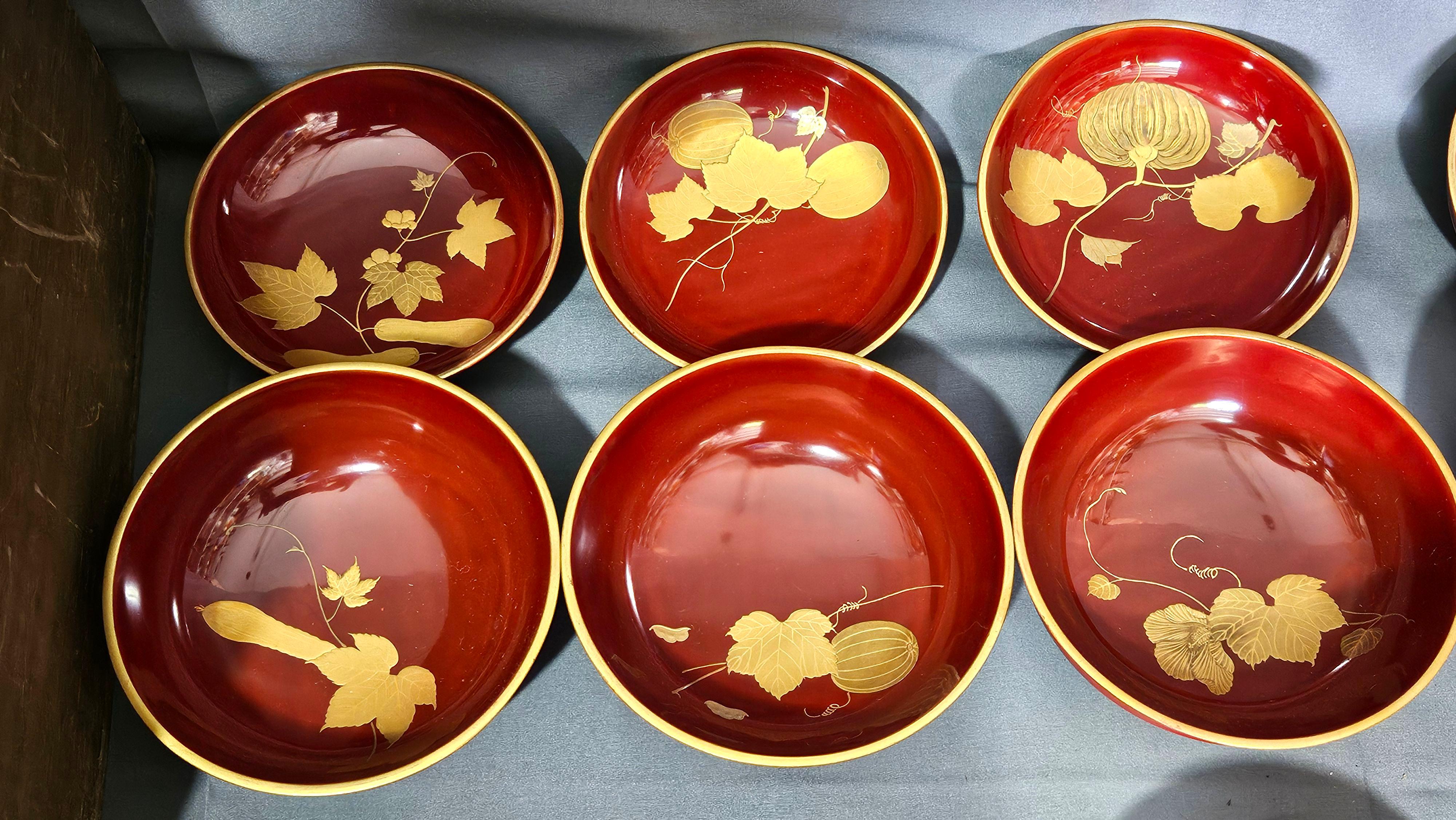 10 Sets of Japanese Gilt Rice Lacquer Bowls w/ Covers, 19 Century For Sale 1