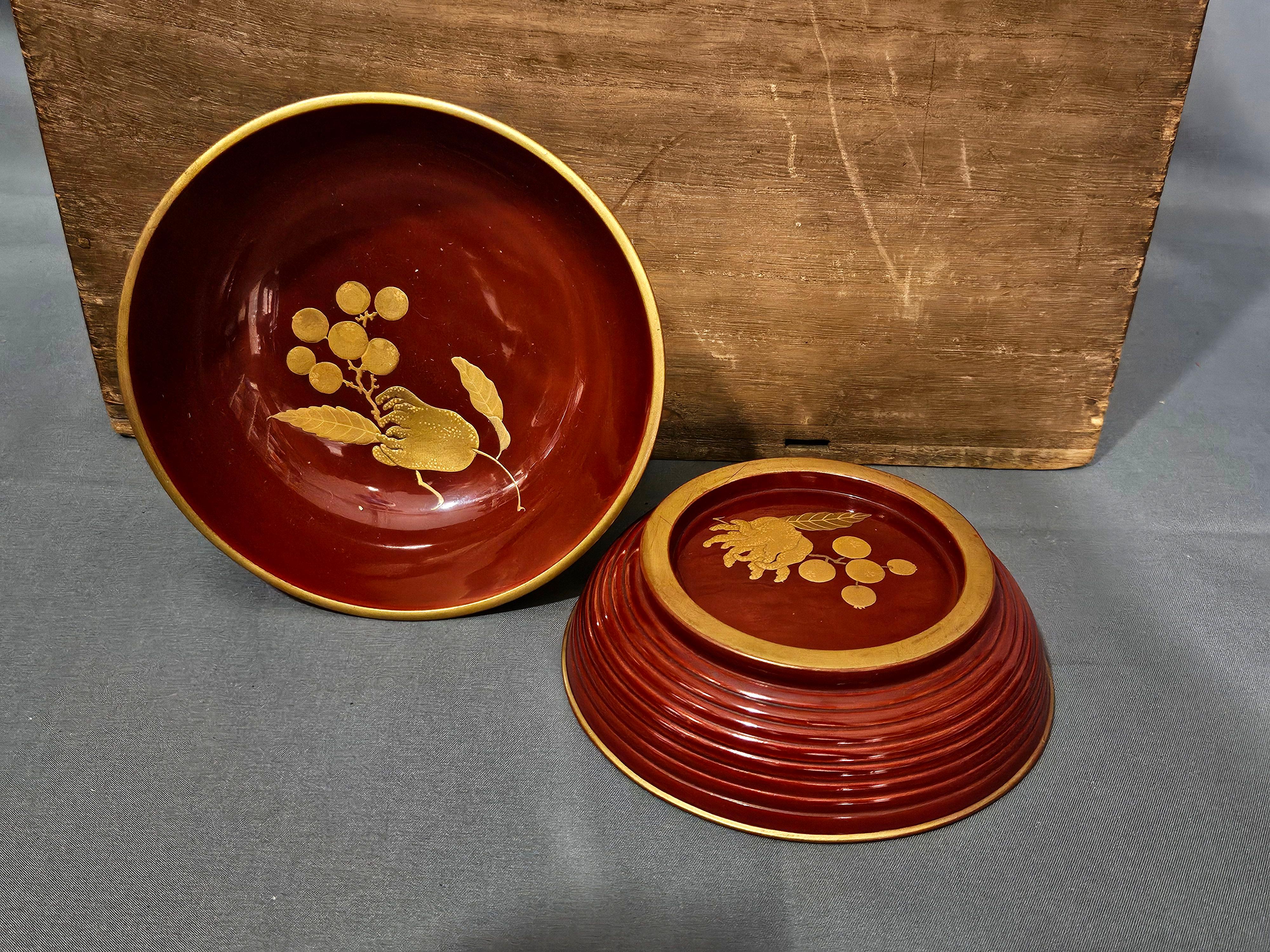 10 Sets of Japanese Gilt Rice Lacquer Bowls w/ Covers, 19 Century For Sale 4