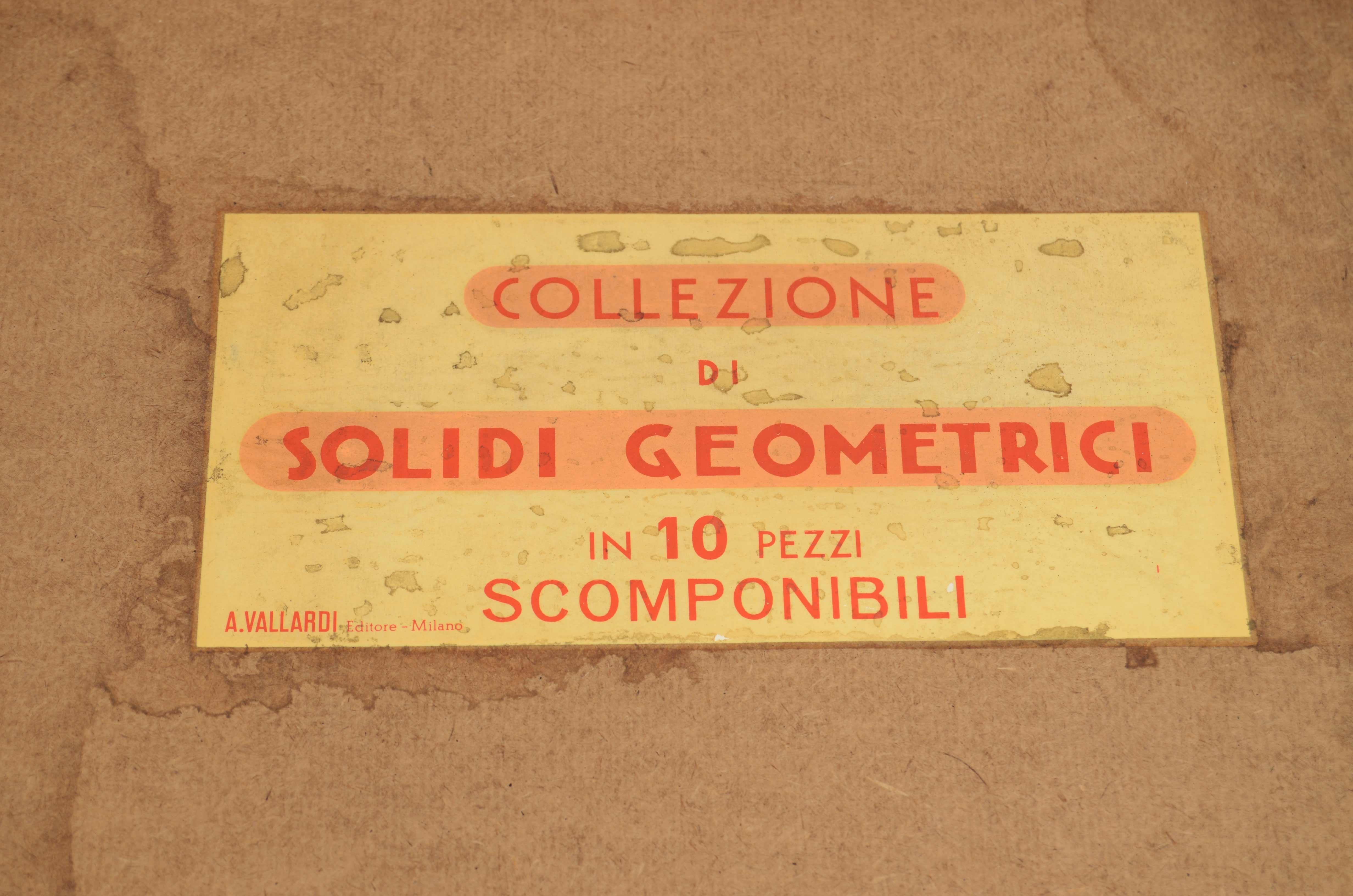 Boîte contenant 10 solides géométriques détachables en chêne, d'une hauteur maximale de 20 cm, dans leur boîte en bois d'origine. Produit à des fins éducatives pour les écoles par l'éditeur Antonio Vallardi dans les années 1960. Jamais