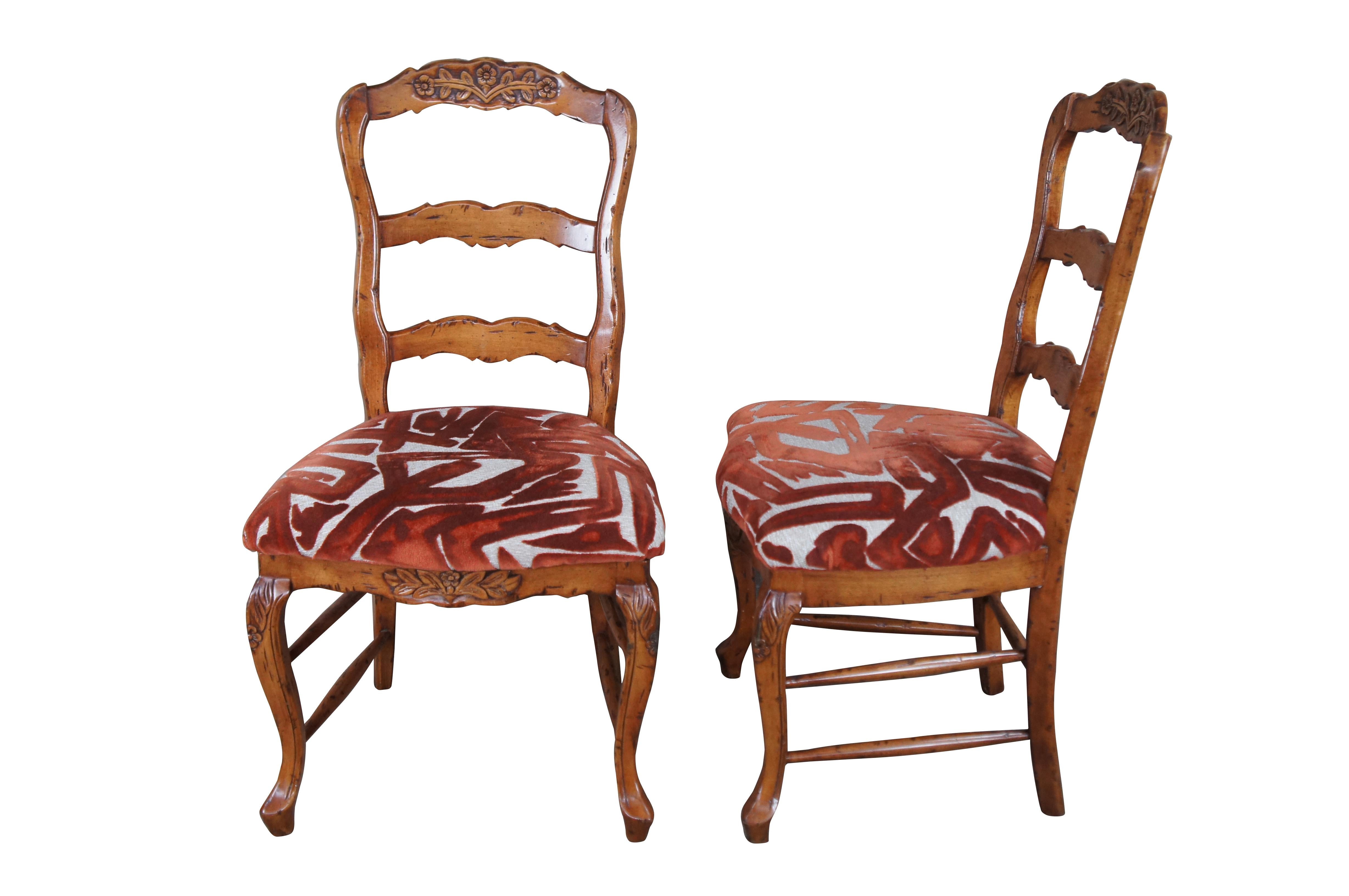 Set di dieci sedie da pranzo vintage con schienale a scaletta, in stile country francese, con serpentina intagliata e design floreale.  Prodotto in Spagna.

Dimensioni:
22