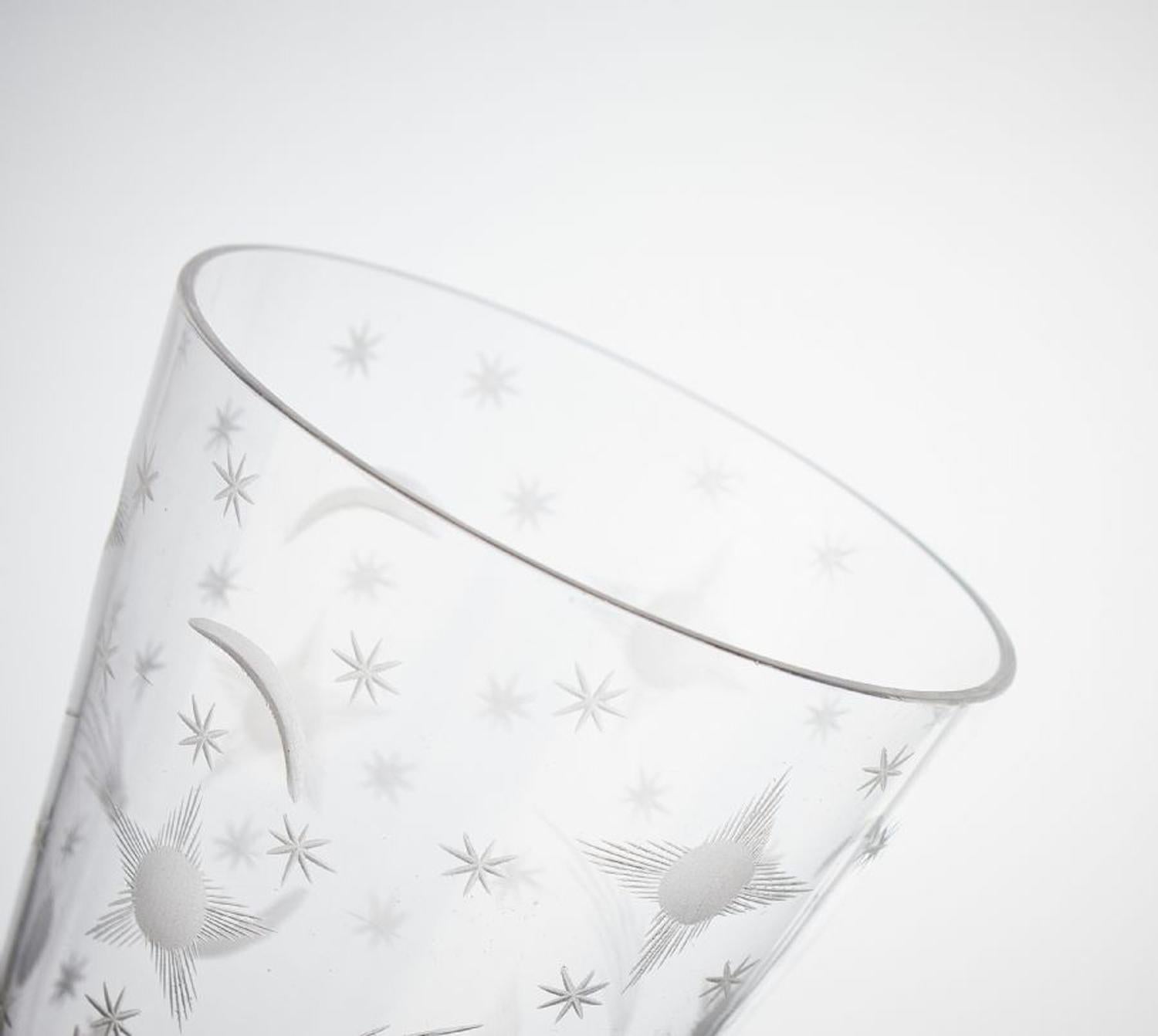 10 Bicchieri Starry Sky - Un'icona senza tempo della Swedish art glass di Edward Hand (1883-1980), uno dei più influenti designer di vetro della vetreria Orrefors nel corso del XX secolo. 

Uno dei suoi motivi di incisione più iconici e amati è il