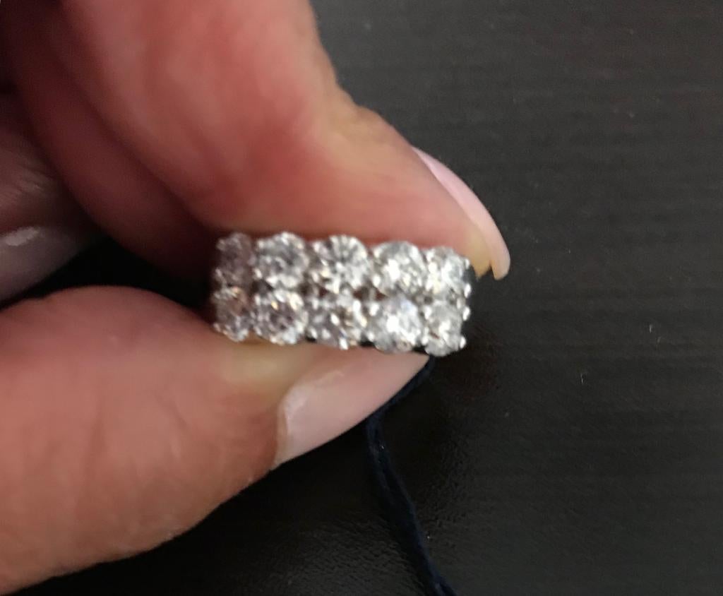 Zweireihiger halber Ring, besetzt mit 10 Steinen. Jeder Stein wiegt 0,25 Karat. Das Gesamtgewicht beträgt 2,50 Karat. Der Ring ist in 14 Karat Weißgold gefasst. Farbe: G, Reinheit: SI1-SI2. Der Ring hat die Größe 6,5 und kann größer oder kleiner