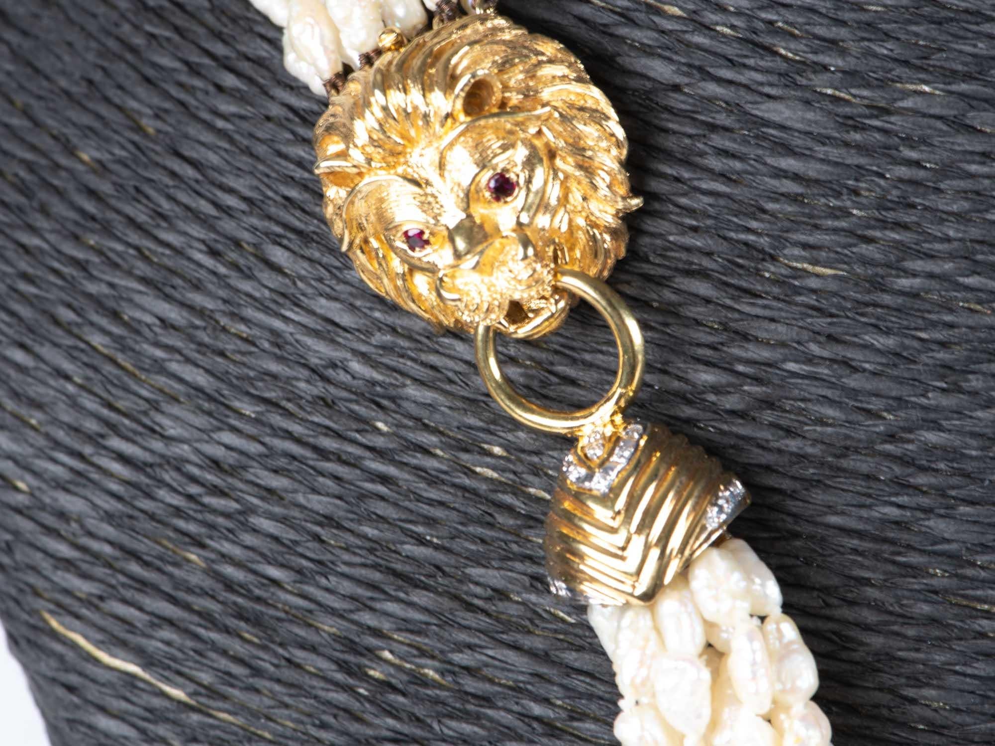 ♥ Collana di perle a 10 fili con chiusura a testa di leone in oro 14K con diamanti e rubini V1142
♥ L'articolo misura 30 pollici di lunghezza (direzione nord-sud), 10,8 mm di larghezza (direzione est-ovest).

♥ Pietra preziosa: Perla, diamante e