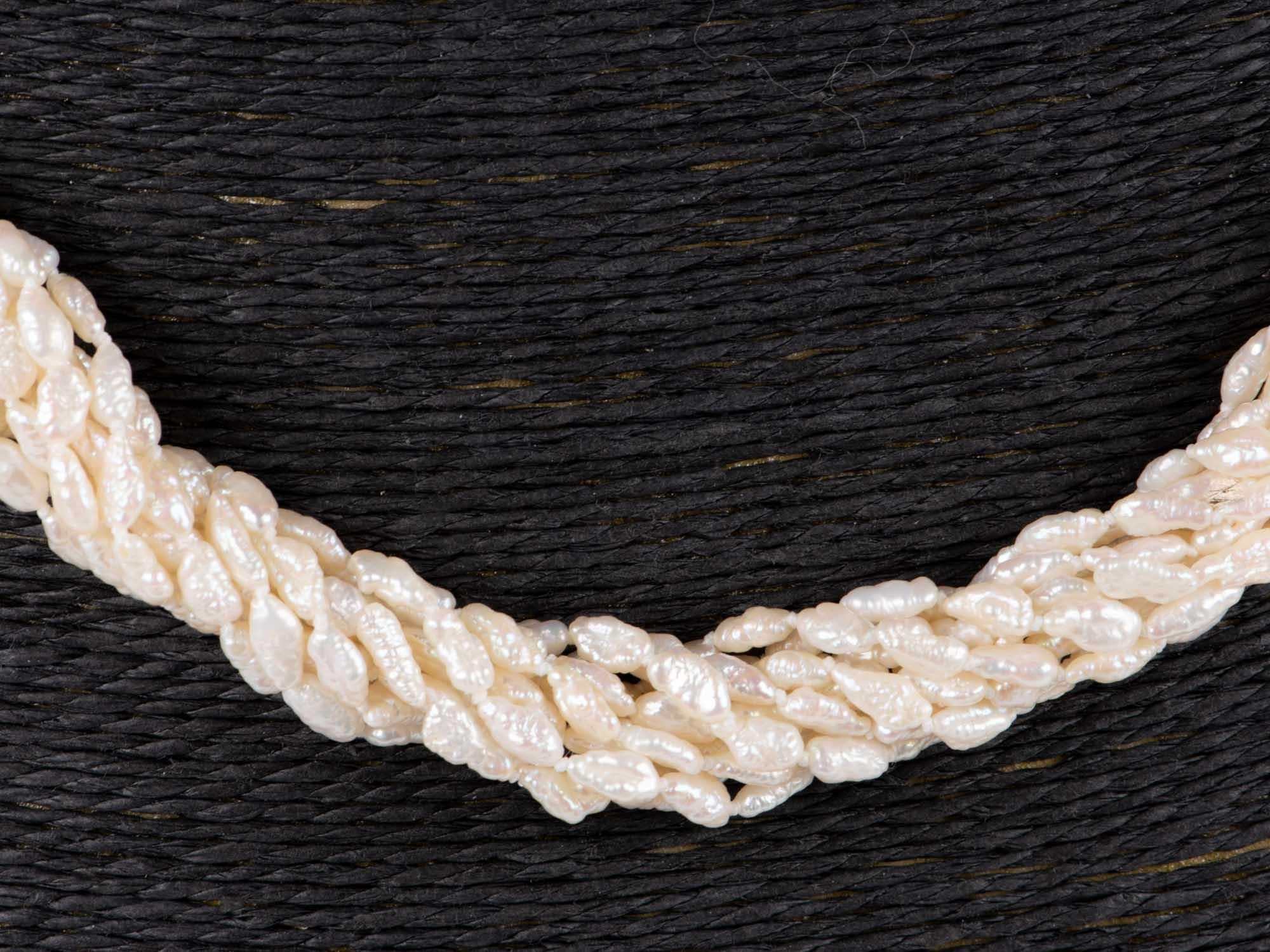 Grezzo Collana di perle a 10 fili con chiusura a testa di leone in oro 14K con diamanti in vendita