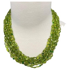 Collier torsadé Diopside à 10 brins en péridot et chrome avec accents en or jaune 