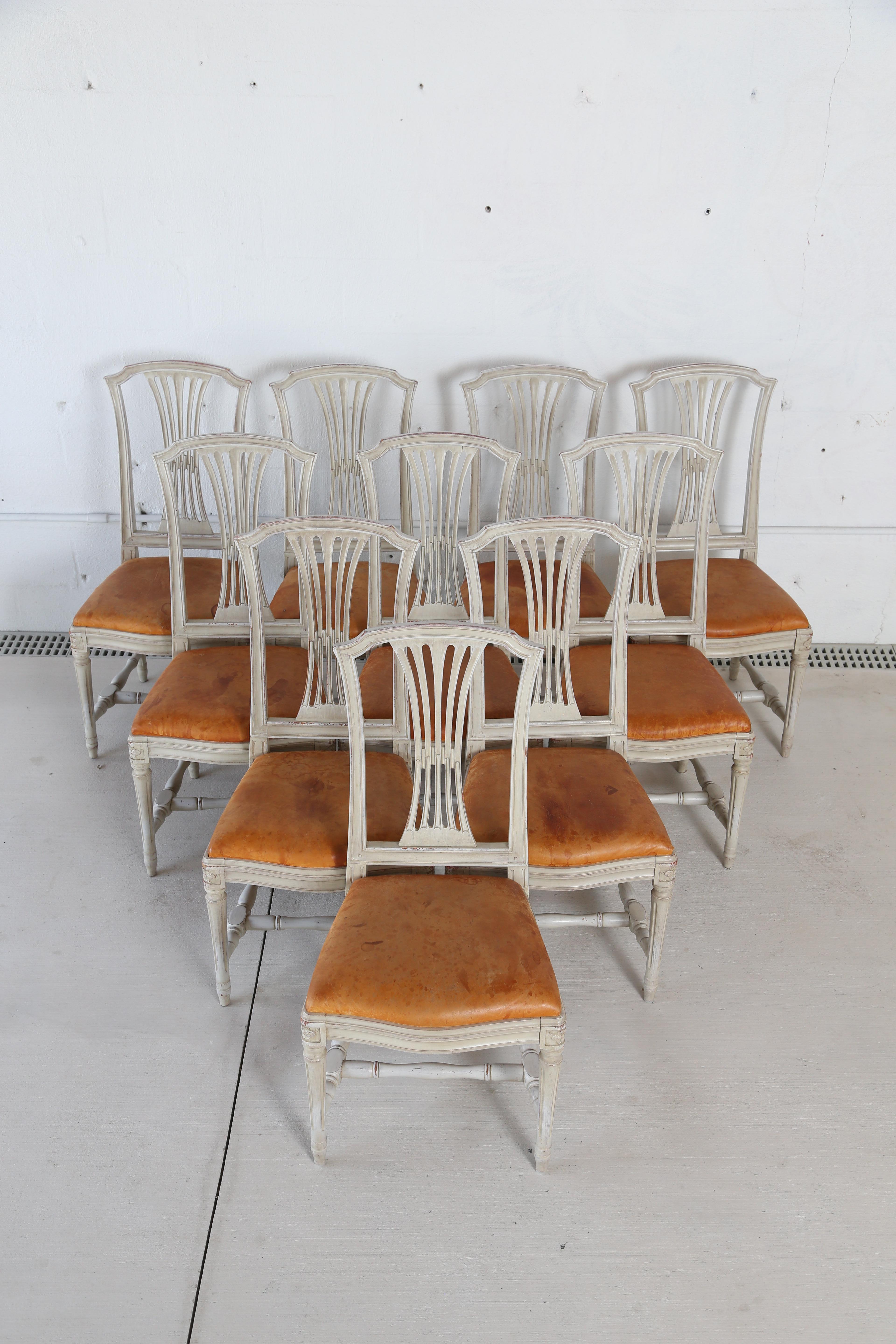 6 Swedish Gustavian style painted dining chairs, in Swedish white paint. Openwork splat back, gently
arched tops, round fluted legs joined by H-shaped stretchers. Drop in seats with distressed cognac color
leather, mid-20th century

Measures: H 37