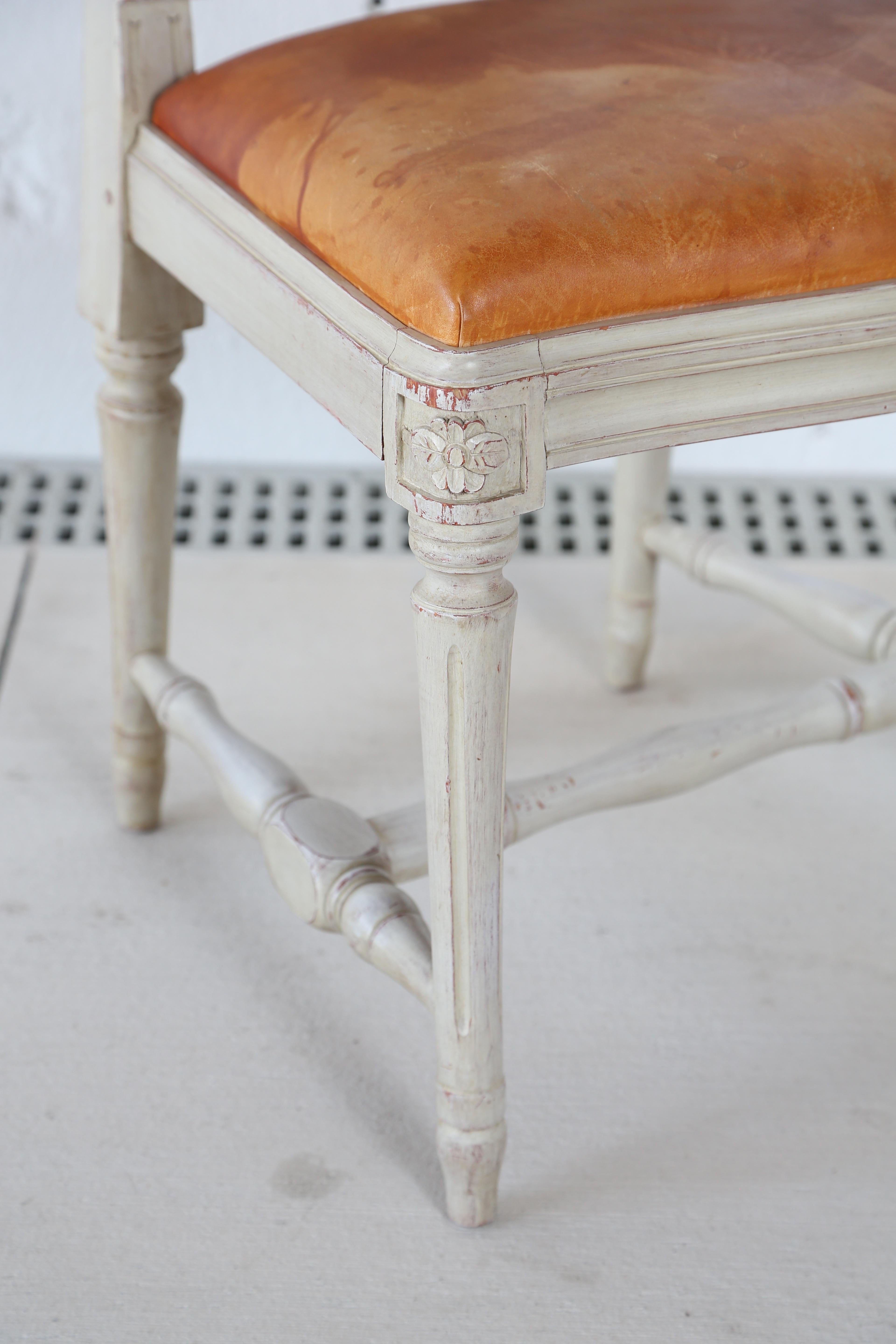6 Swedish Gustavian Style painted Dinning Chairs, Mid-20th Century In Good Condition In West Palm Beach, FL
