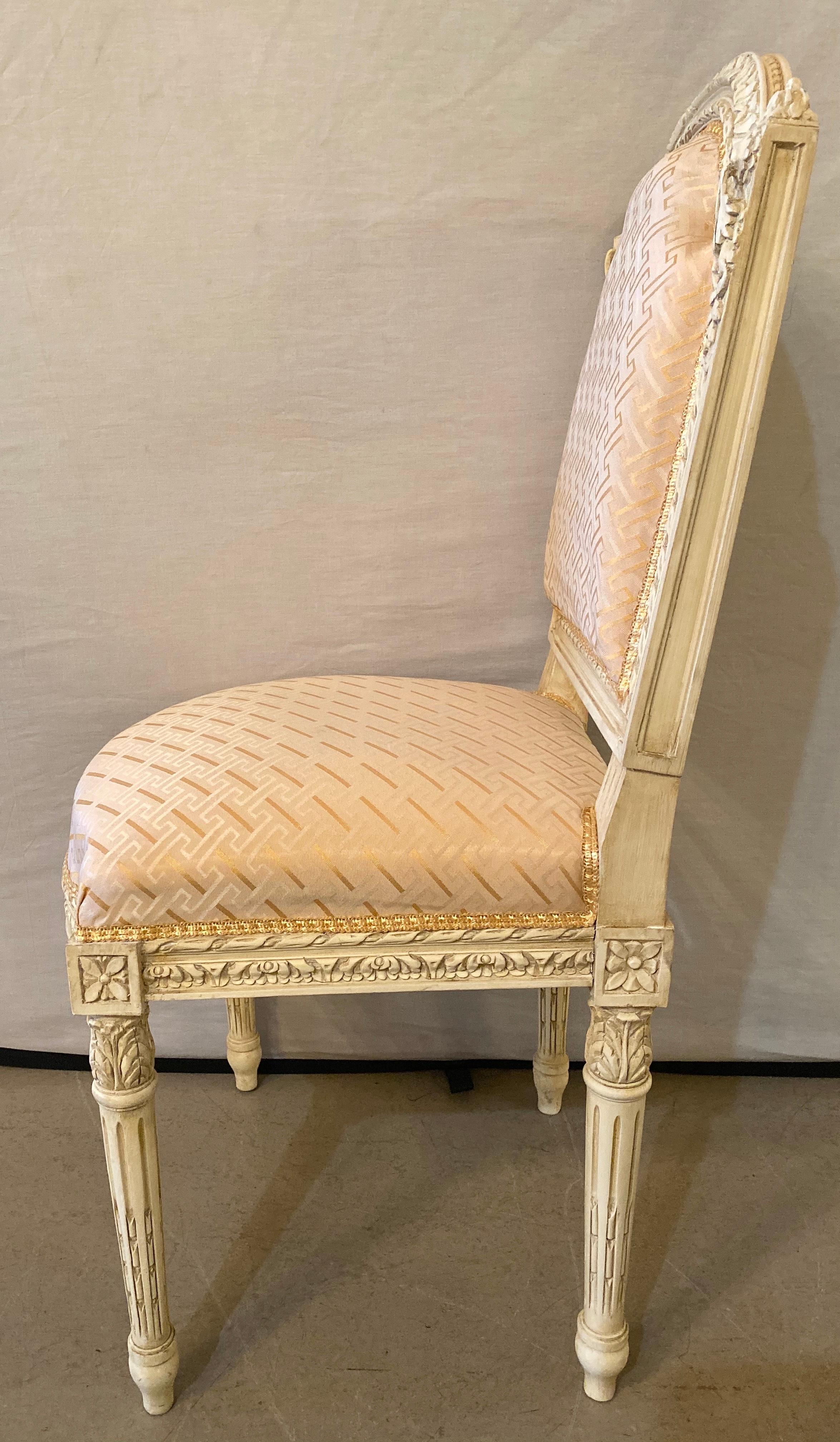 10 chaises de salle à manger / chaises d'appoint suédoises de style Louis XVI avec cadres peints et sculptés Nouveau tissu en vente 7