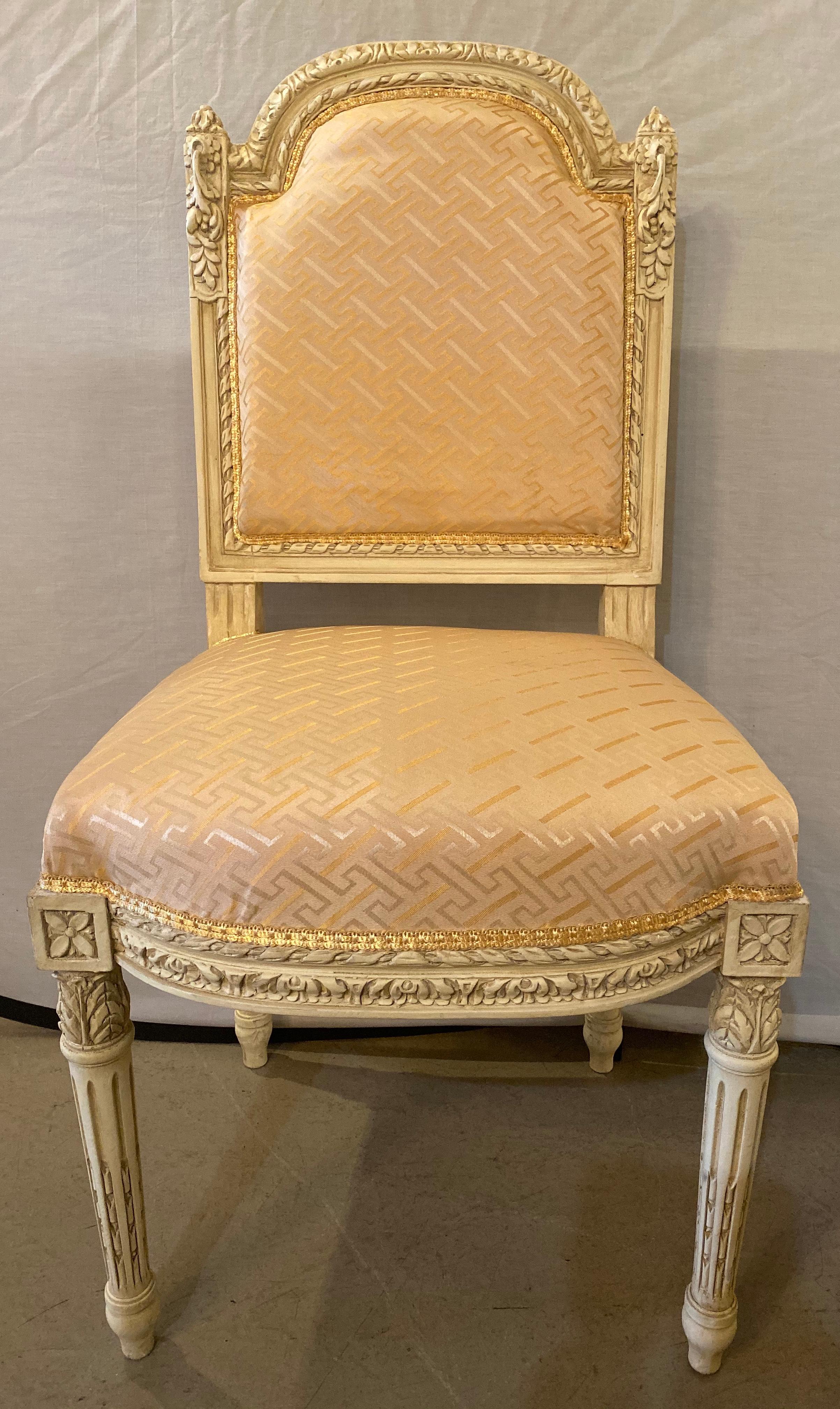 10 chaises de salle à manger / d'appoint suédoises de style Louis XVI aux cadres sculptés peints dans un tissu neuf satiné saumoné
Ce superbe ensemble de 10 chaises de salle à manger a été entièrement restauré et chacune d'entre elles est revêtue