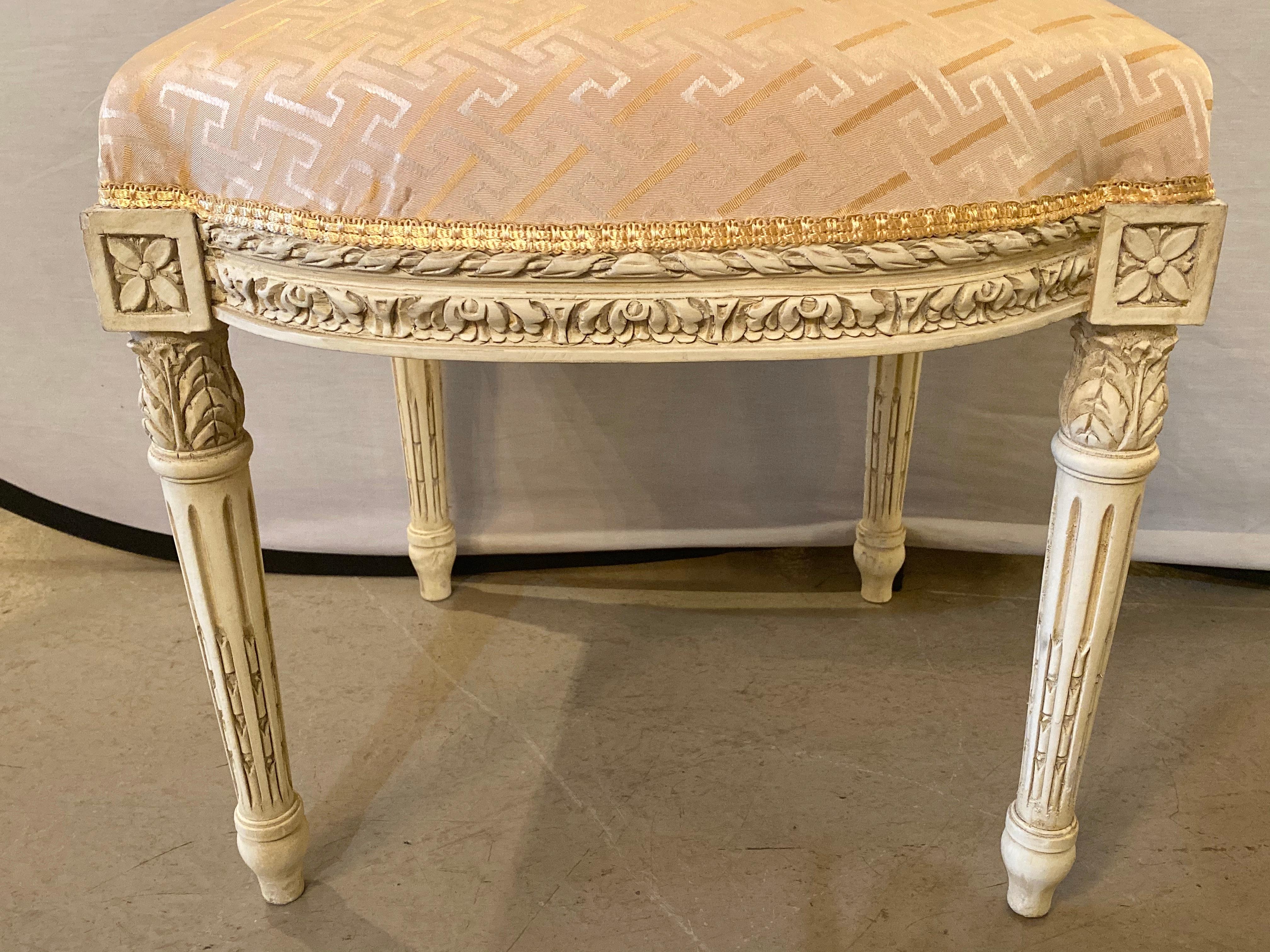 10 chaises de salle à manger / chaises d'appoint suédoises de style Louis XVI avec cadres peints et sculptés Nouveau tissu Bon état - En vente à Manhasset, NY