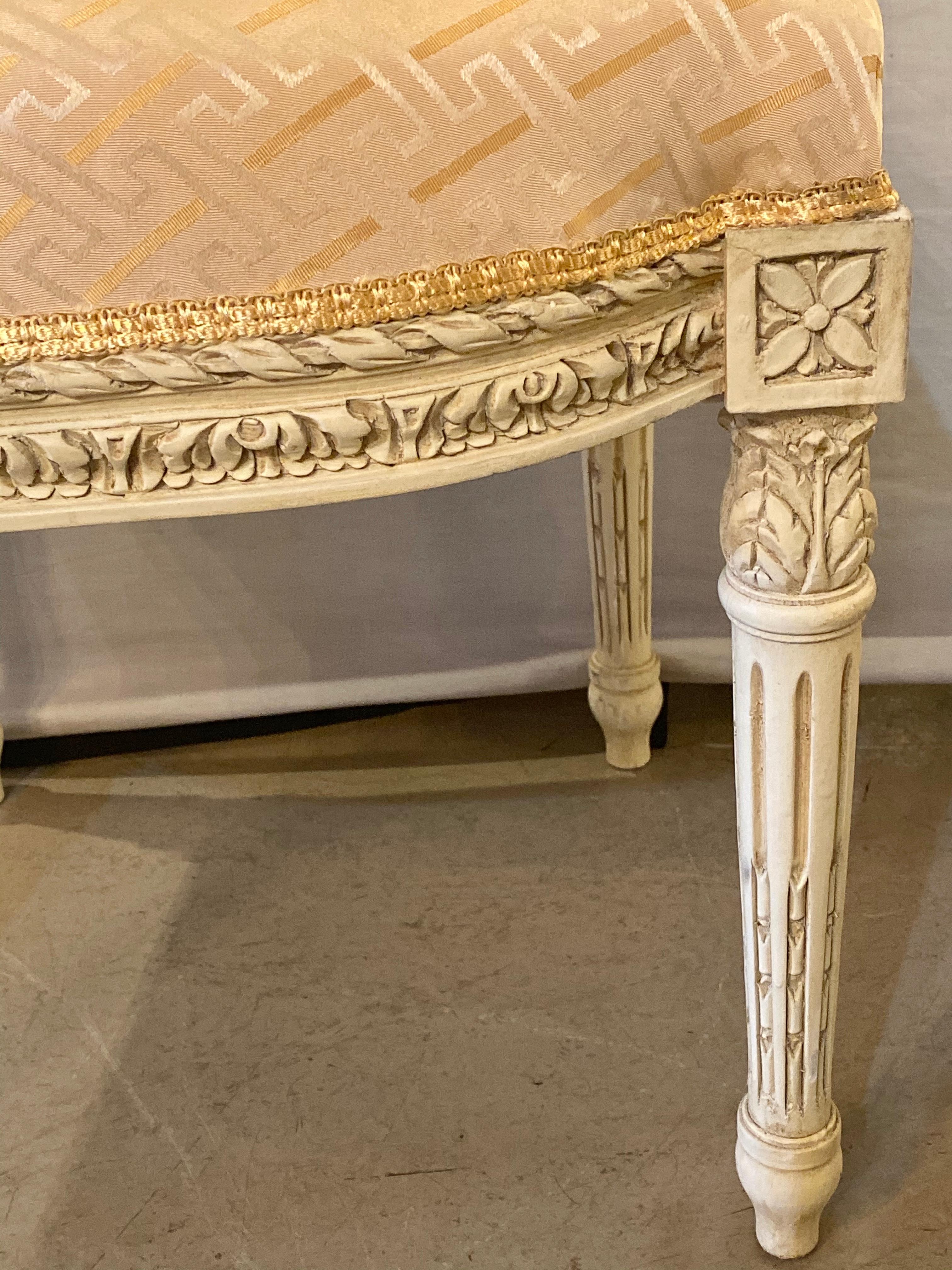 10 schwedische Ess-/Beistellstühle im Louis-XVI-Stil, bemalt, geschnitzte Rahmen, neue Stoffe (20. Jahrhundert) im Angebot