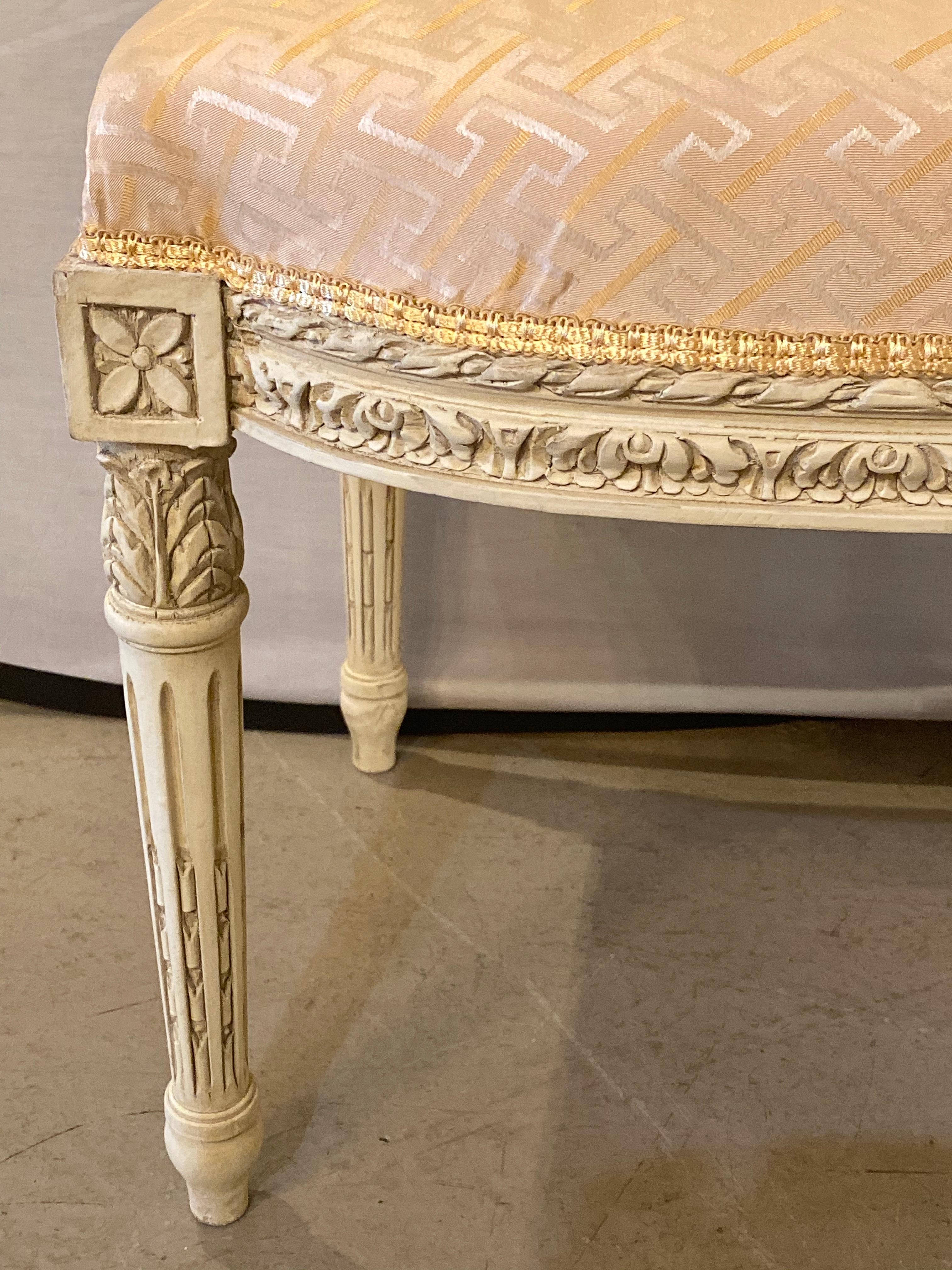 10 schwedische Ess-/Beistellstühle im Louis-XVI-Stil, bemalt, geschnitzte Rahmen, neue Stoffe (Polster) im Angebot