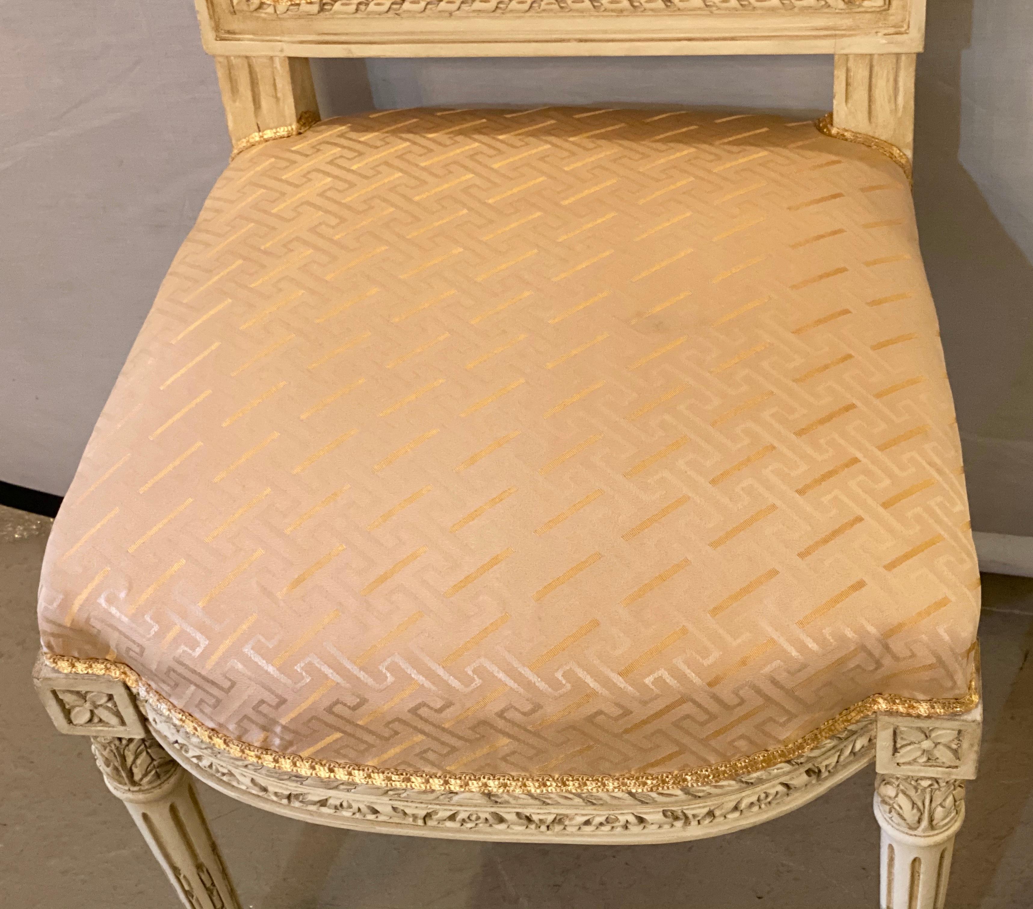 10 chaises de salle à manger / chaises d'appoint suédoises de style Louis XVI avec cadres peints et sculptés Nouveau tissu en vente 1