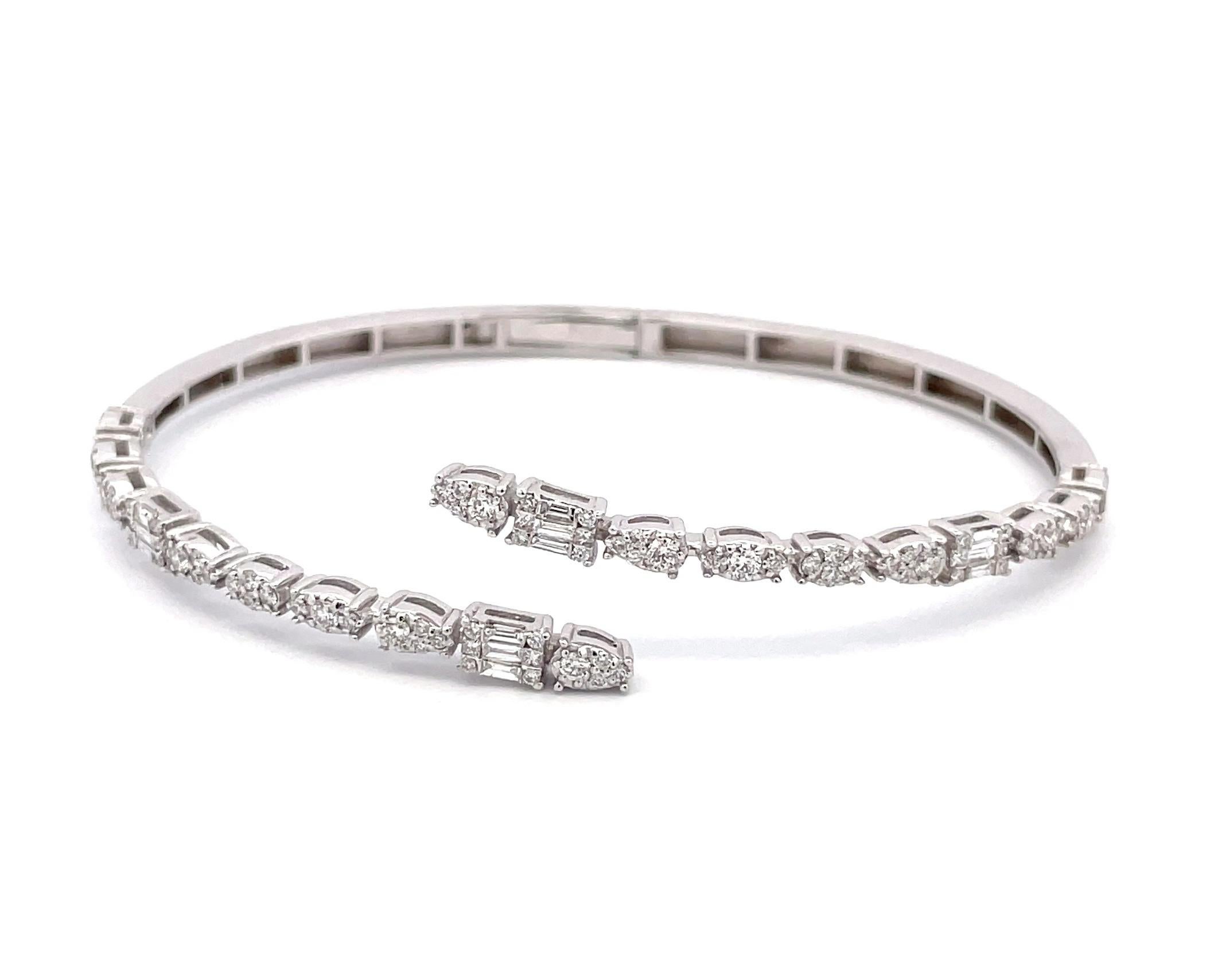 Bracelet manchette en or blanc 18 carats avec diamants 1,0 carat, bracelet jonc enveloppant et bracelet illusion Neuf - En vente à Los Angeles, CA