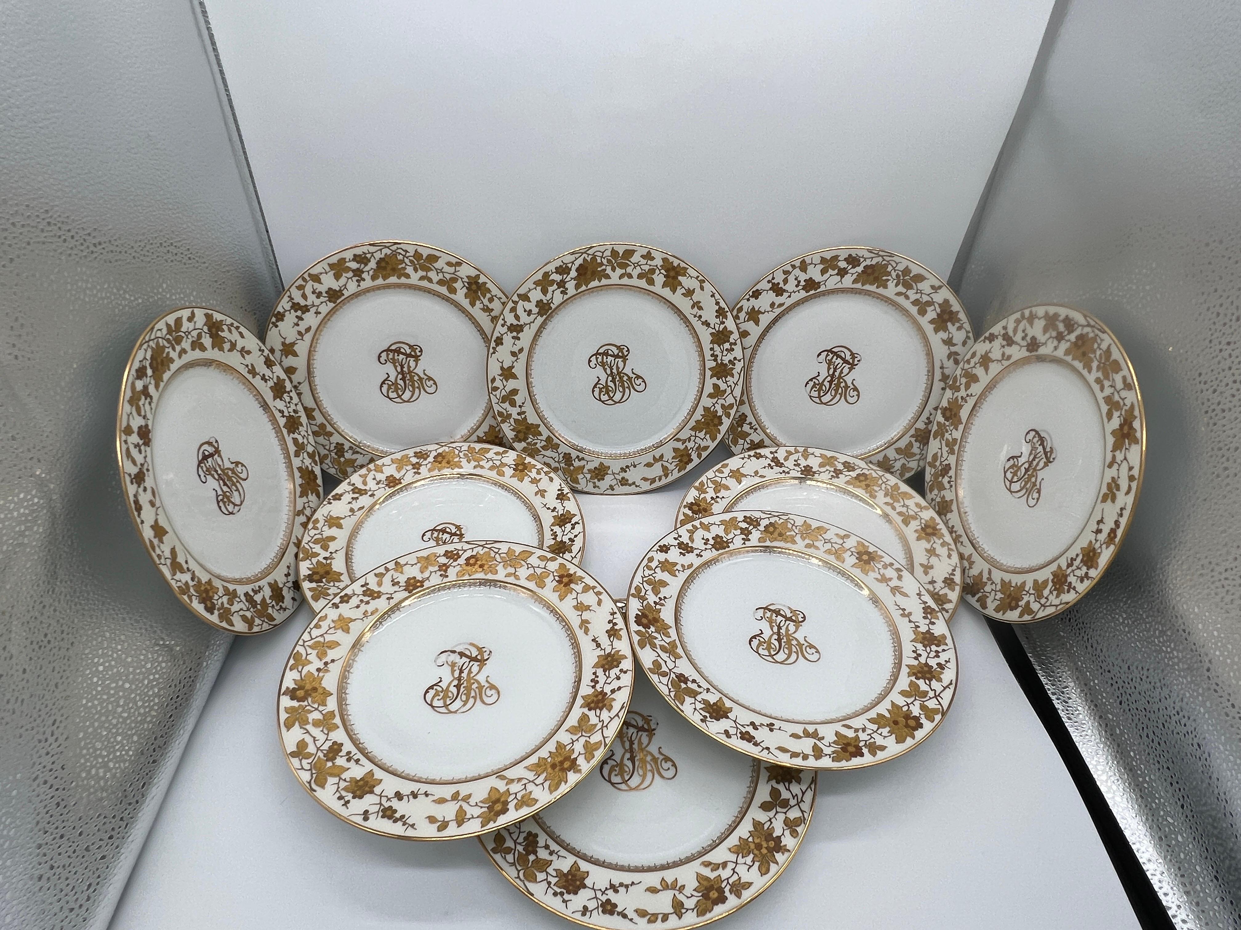 Fischer & Mieg Pirkenhammer (allemand, 19e siècle). 
Un ensemble de 10 superbes assiettes à dîner en porcelaine. Chaque assiette est entièrement décorée de marguerites, de fleurs et de vignes sur le bord et d'une forme géométrique sur la bordure