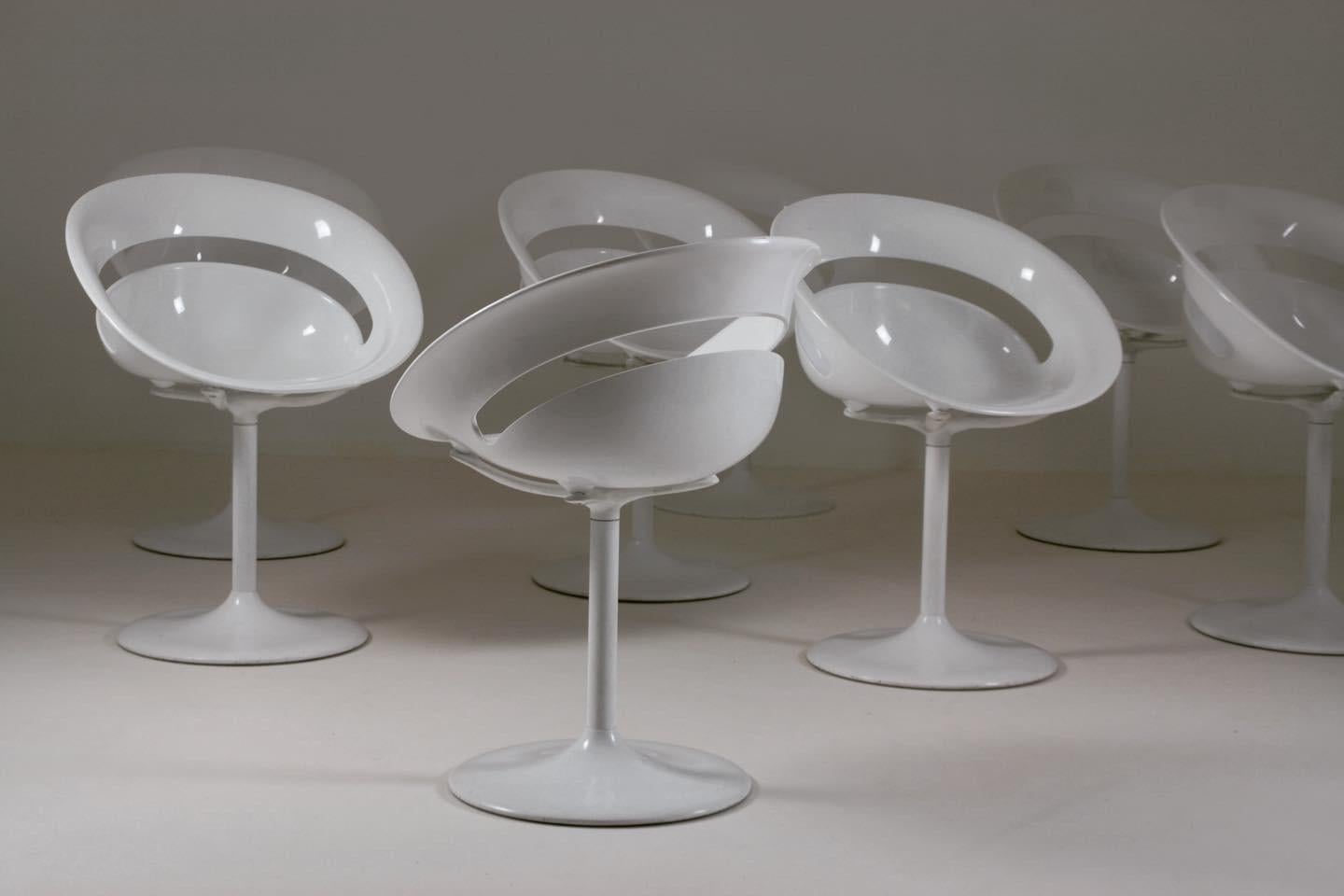 Lot of 10 “Tina” model swivel chairs by Arik Levy for Softline, 1979 and made in Italy. White lacquered metal tulip legs and seat in molded polycarbonate. Rare traces of use (photos). Very comfortable and design with clean lines and curves.
