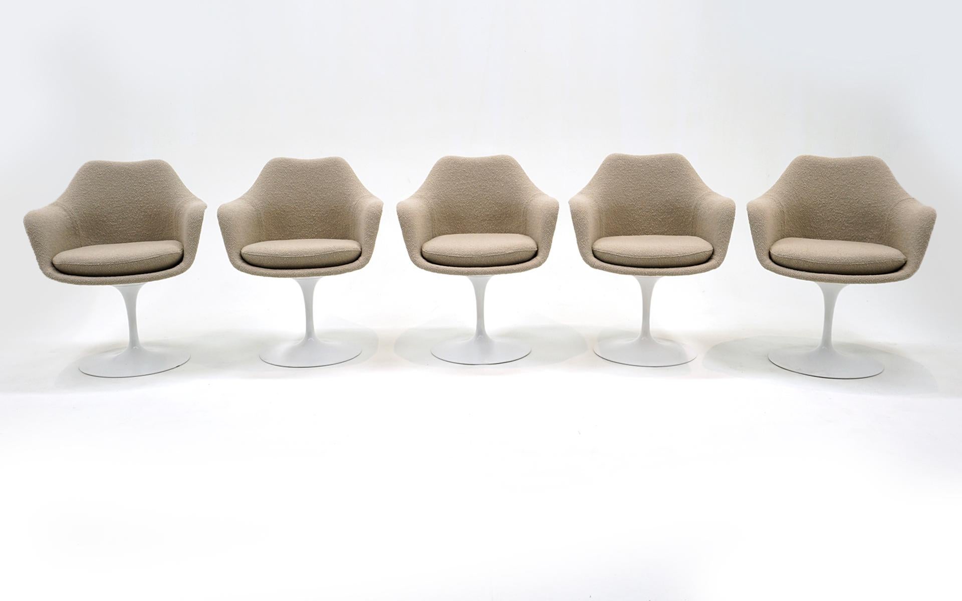 Seltener Satz von zehn Tulpensesseln / Sesseln, entworfen von Eero Saarinen und hergestellt von Knoll, 1970er Jahre.  Dieser Satz von 10 Stück wurde fachmännisch restauriert.  Das weiße Gestell und die weiß-beigefarbene Boucle-Polsterung weisen