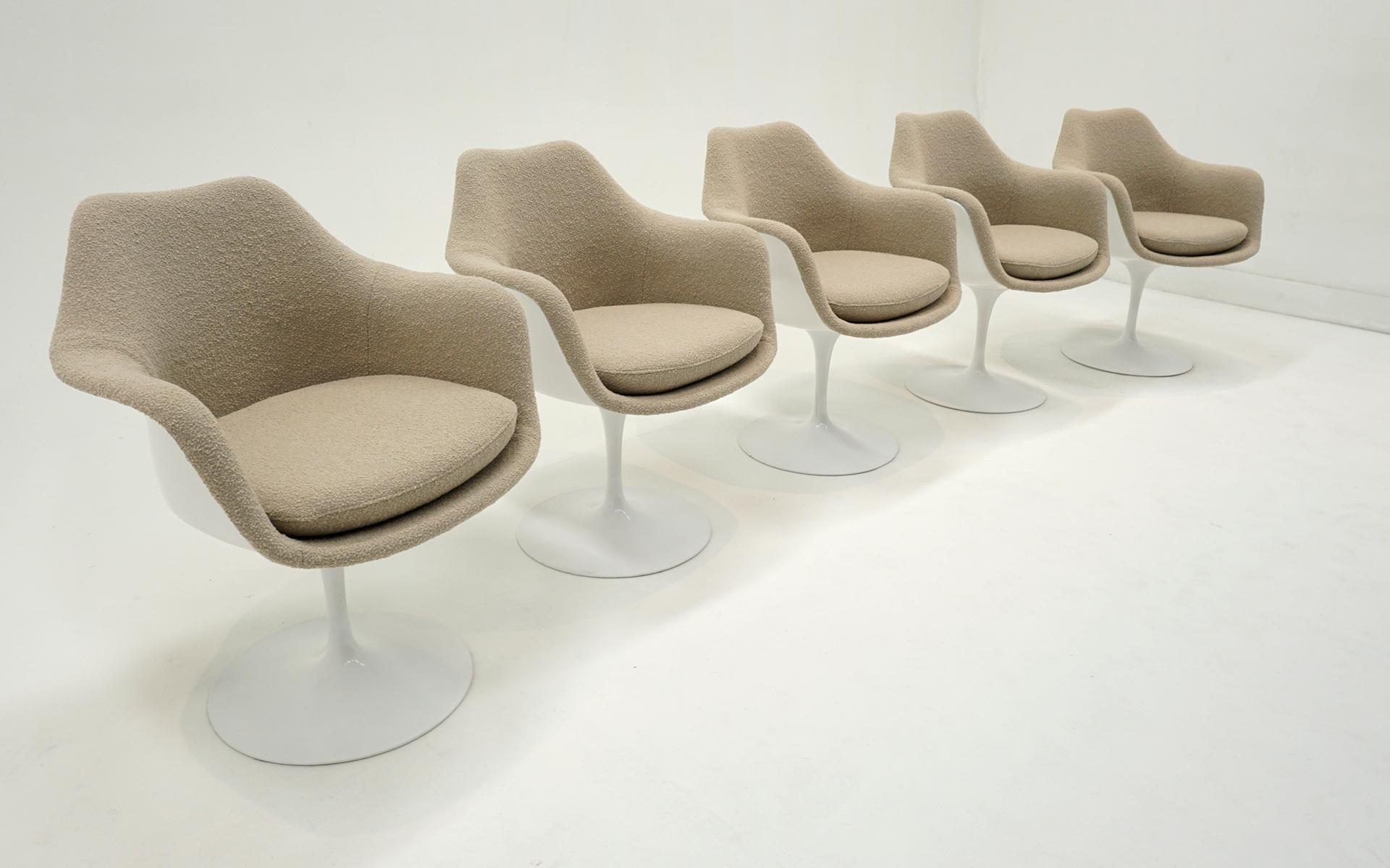 10 Tulpen-Esszimmerstühle von Eero Saarinen für Knoll. Wiederhergestellt. Weiß, Creme Boucle (Moderne der Mitte des Jahrhunderts) im Angebot
