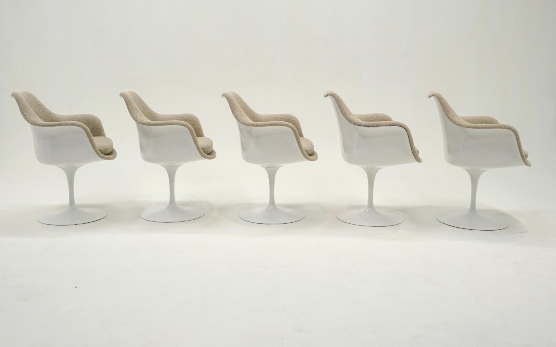 10 Tulpen-Esszimmerstühle von Eero Saarinen für Knoll. Wiederhergestellt. Weiß, Creme Boucle (amerikanisch) im Angebot