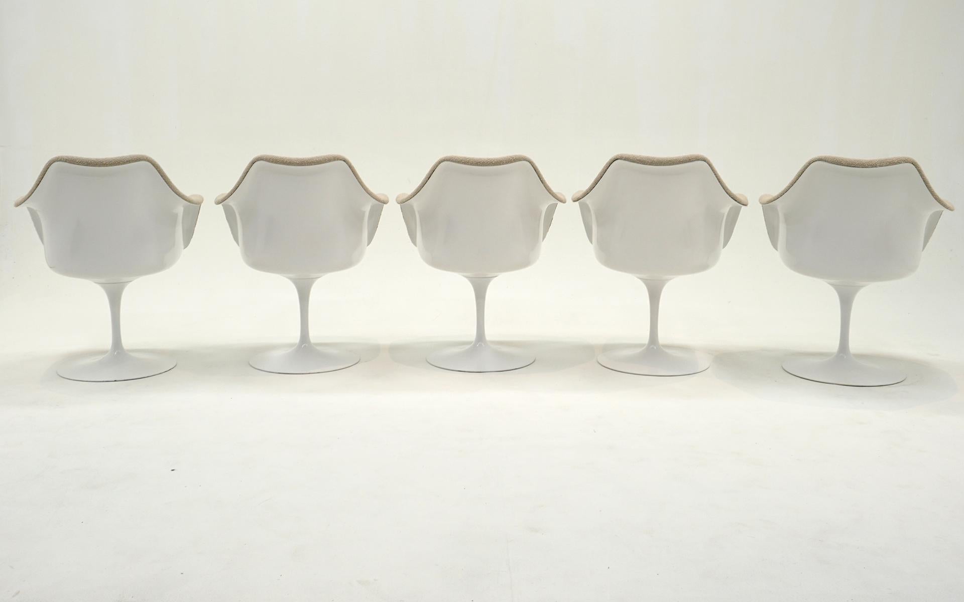 10 Tulpen-Esszimmerstühle von Eero Saarinen für Knoll. Wiederhergestellt. Weiß, Creme Boucle im Zustand „Hervorragend“ im Angebot in Kansas City, MO