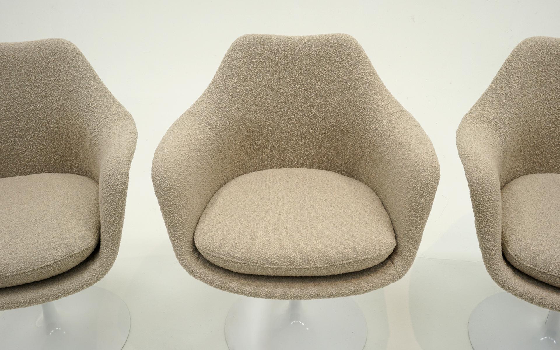 10 Tulpen-Esszimmerstühle von Eero Saarinen für Knoll. Wiederhergestellt. Weiß, Creme Boucle (Aluminium) im Angebot