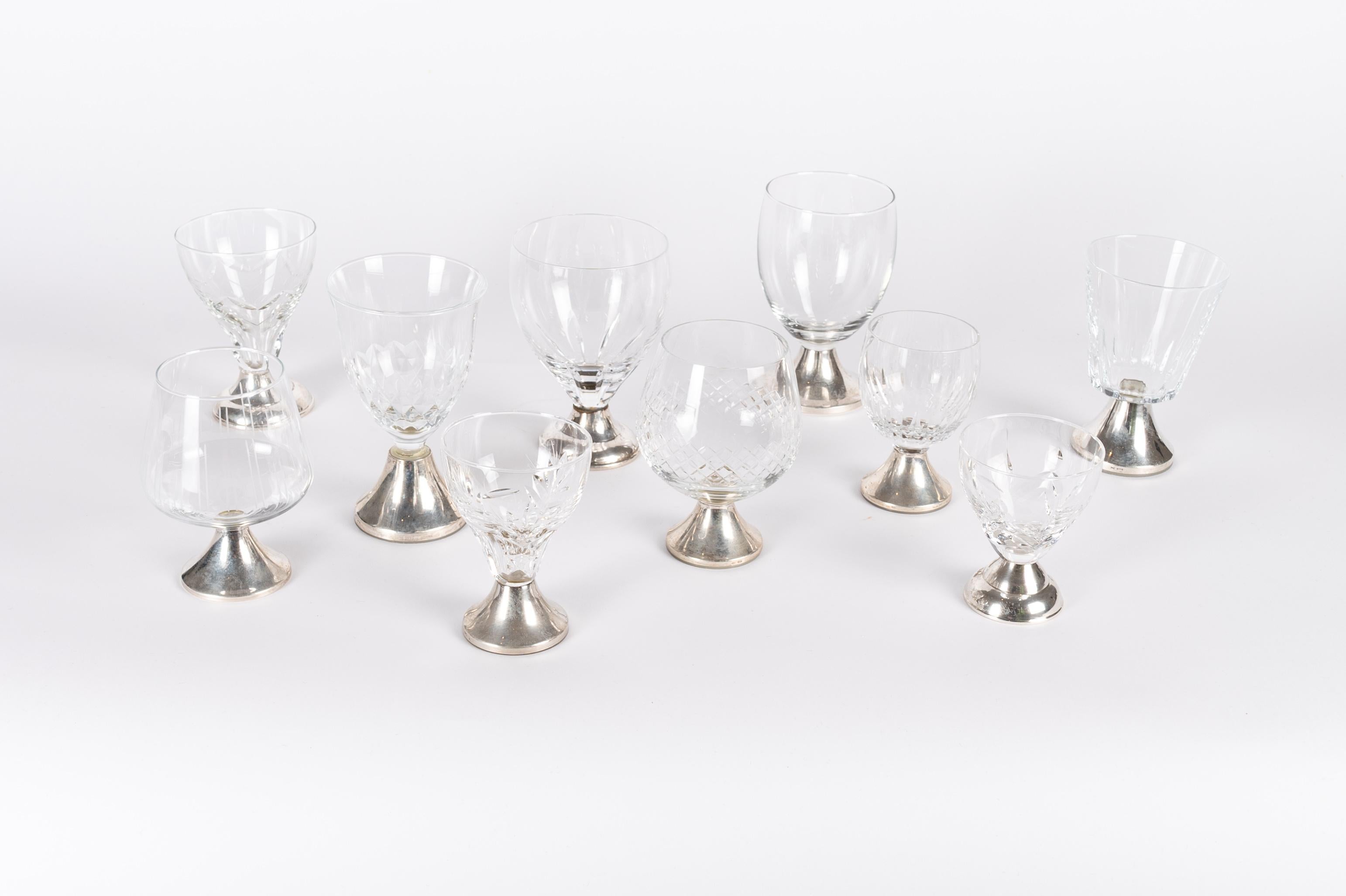 10 einzigartige Kristallgläser mit versilbertem Fuß. Jedes der 10 Gläser hat eine andere Form und Größe: zwischen 5 und 7 cm D und zwischen 7 und 10,5 cm H
