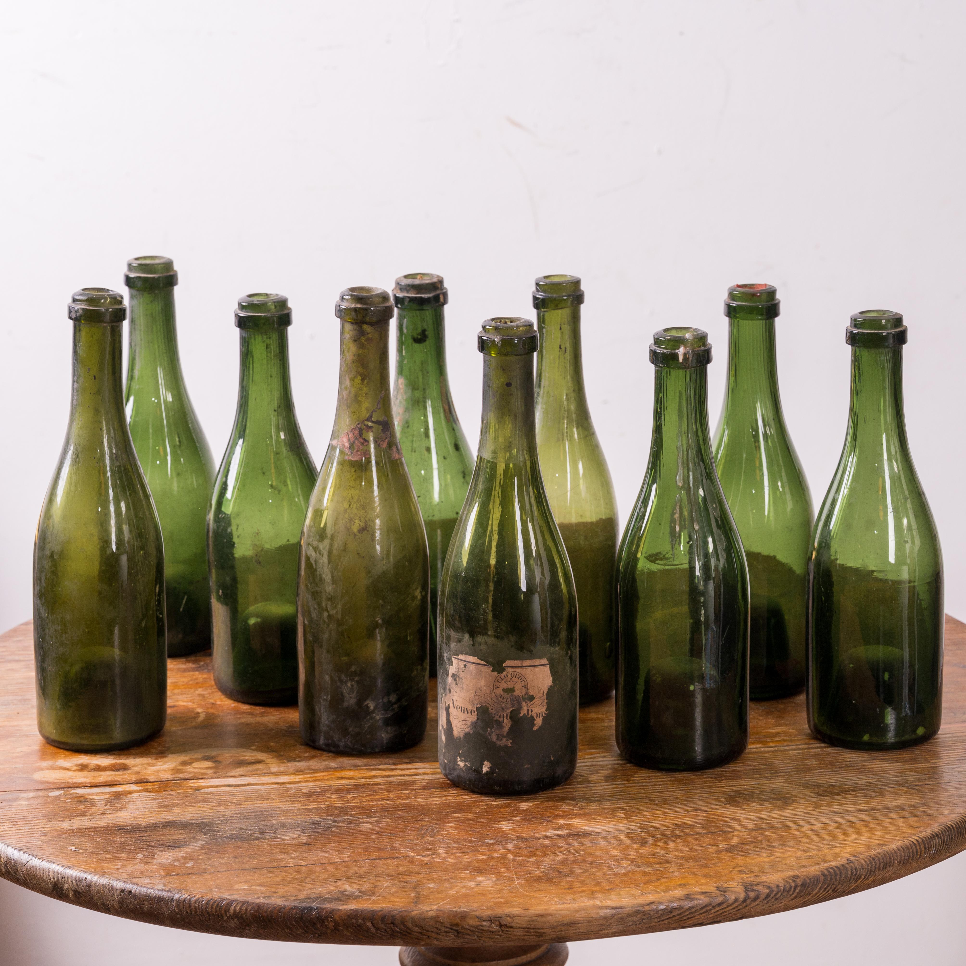 Un gruppo di 10 bottiglie di champagne Veuve Cliquot Ponsardin Werle, 1870.
Deacquistata dalla cantina della storica Owen Thomas House, Telfair Museums.

2 ¾ pollici di larghezza per 9 ¾ pollici di altezza 
