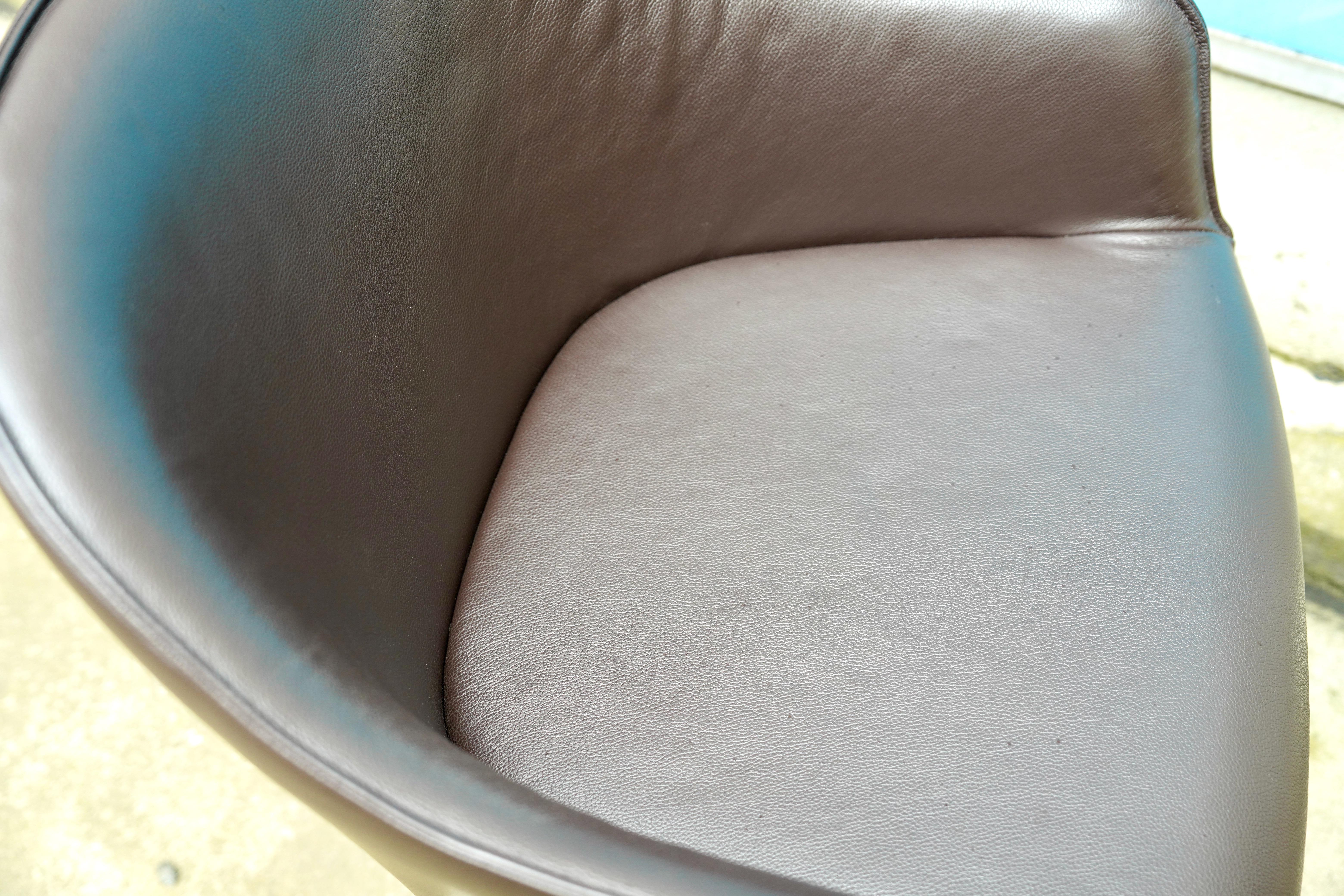 10 Sedie Softshell di Vitra di Ronan and Erwan Bouroullec in pelle marrone e castagno in vendita 4