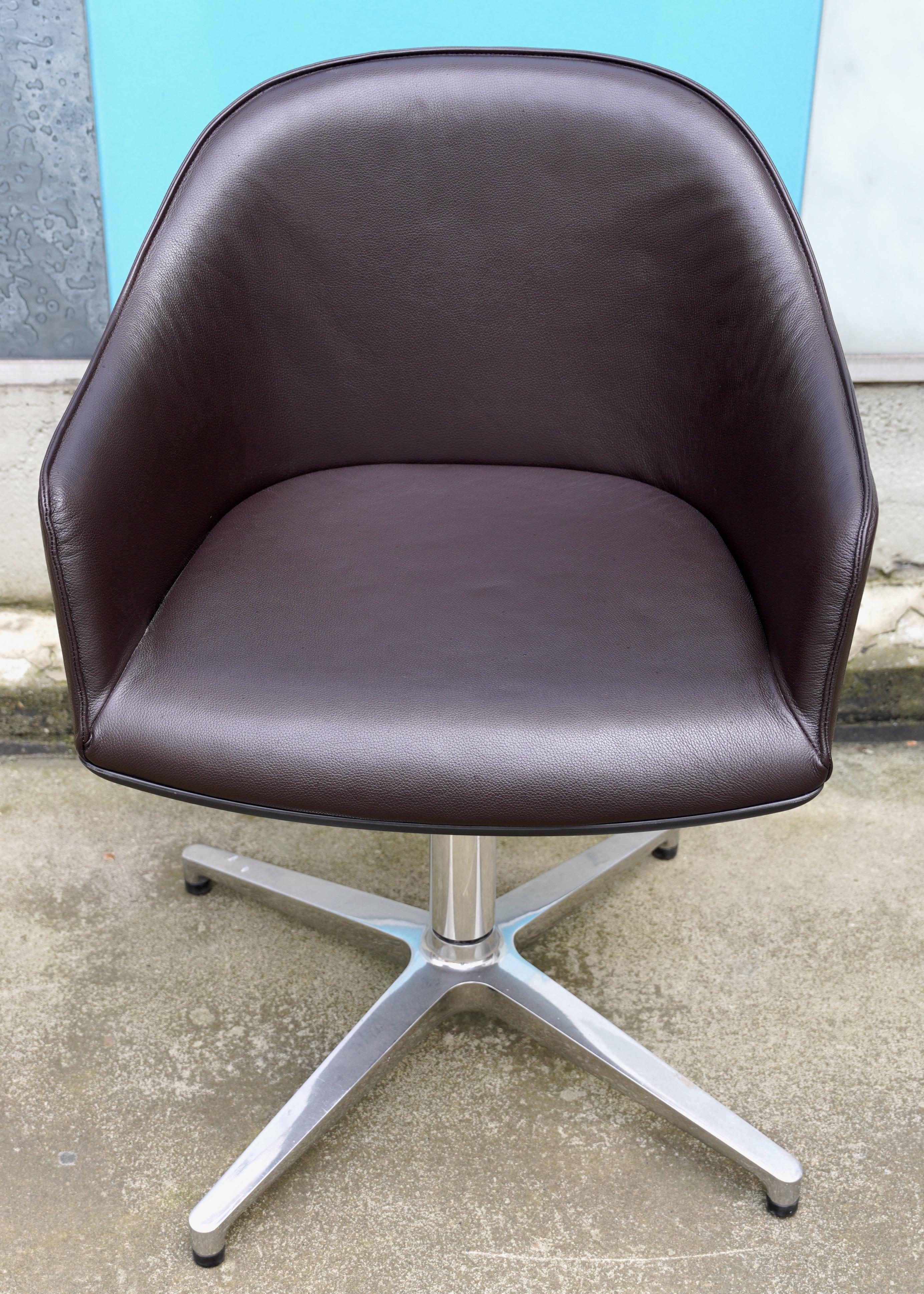 Set di 10 Sedie Vitra Softshell di Ronan and Erwan Bouroullec in pelle marrone, H. 84 cm

Aggiungi un tocco di lusso moderno al tuo spazio con questo set di 10 sedie Vitra Softshell, progettate dai famosi designer Ronan and Erwan Bouroullec. Queste