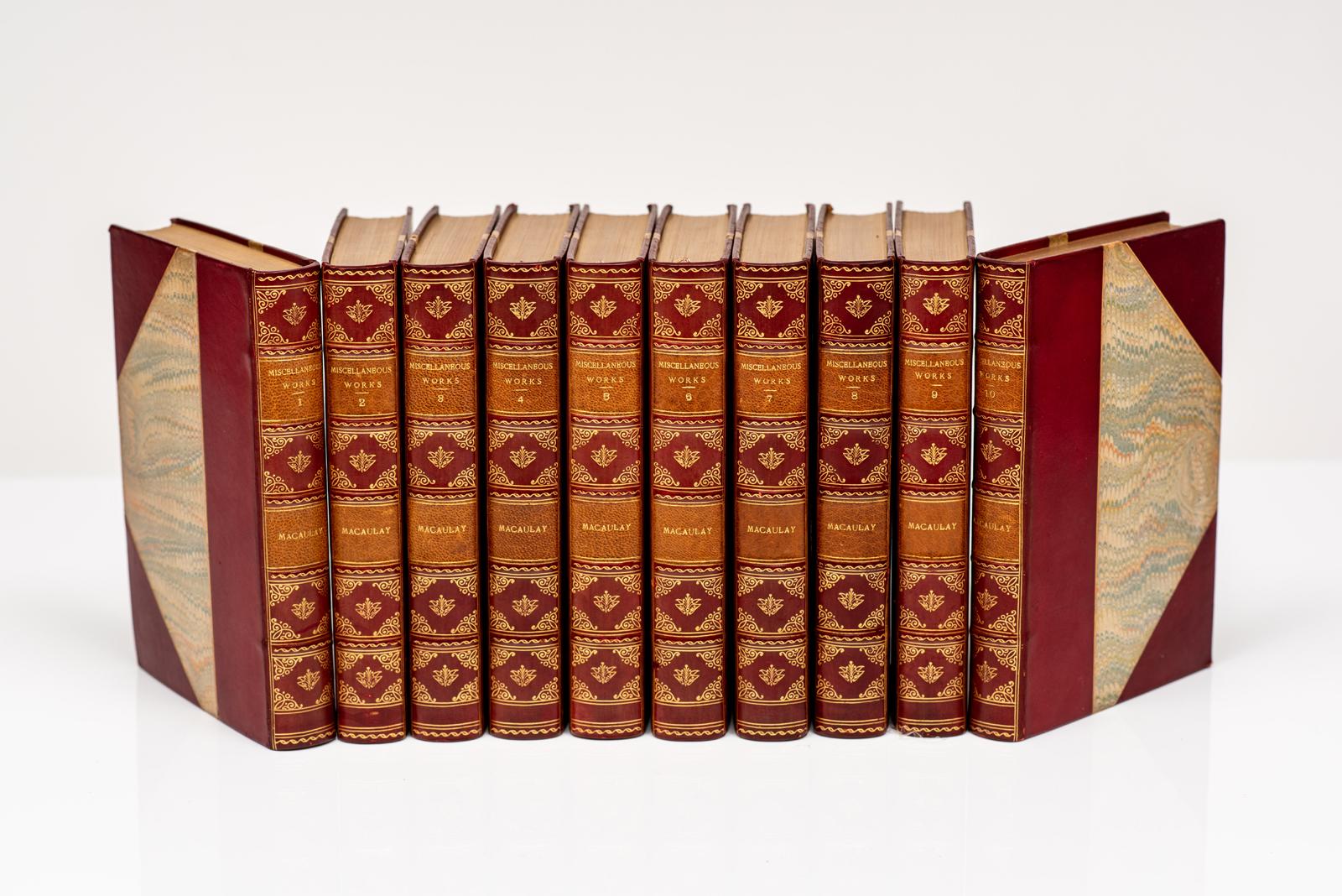 10 Volumes. Lord Macaulay, Œuvres complètes. Édition Knickerbocker. Reliure en 3/4 veau rouge, plats marbrés. Les couvertures et les dos à bandes surélevées sont dorés. Bords supérieurs dorés. Pages de garde marbrées. Portrait en frontispice. New