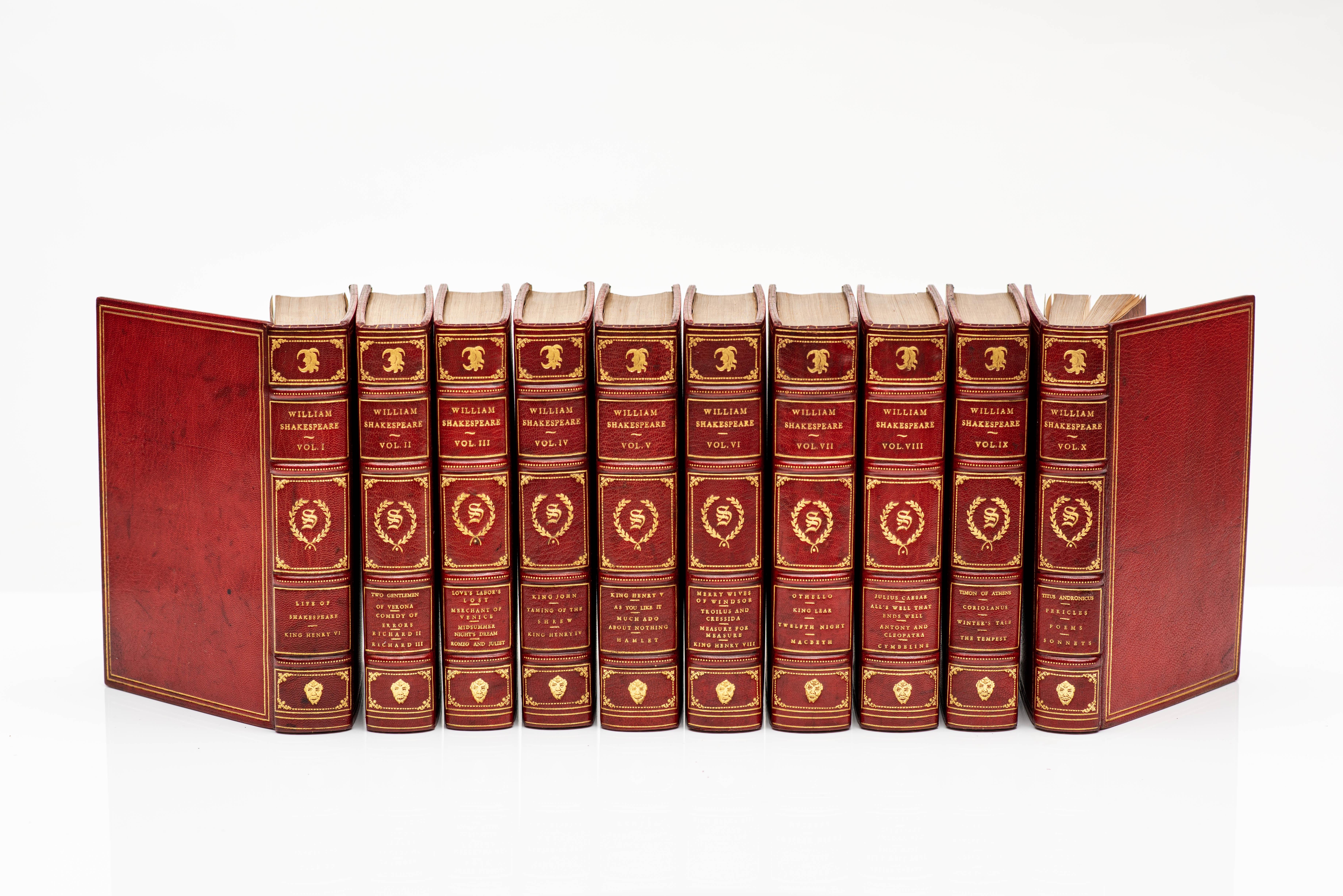 10 volúmenes. Shakespeare, William. Las Obras Completas. Encuadernado en plena marroquinería roja por Maurin, bordes superiores dorados, bandas alzadas, paneles dorados. Publicado:
Nueva York: Sociedad de Editores de Shakespeare, 1909. Guapo