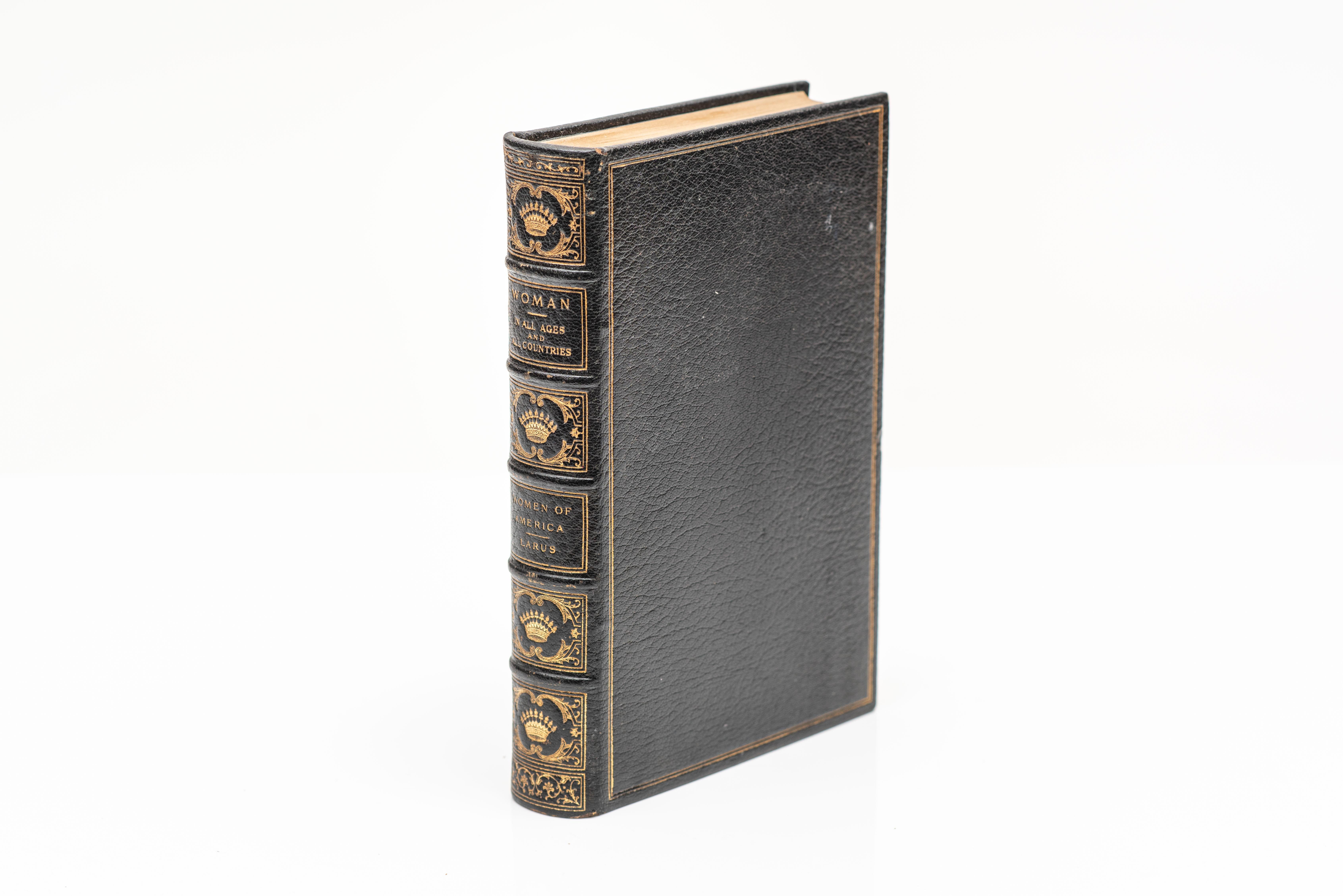 10 Volumes. Variously Authors, Woman : A tous les âges et dans tous les pays. Édition limitée, imprimée pour les abonnés seulement. Reliure en plein maroquin vert foncé avec double bordure dorée sur les plats. Dos à bandes surélevées, décorées et