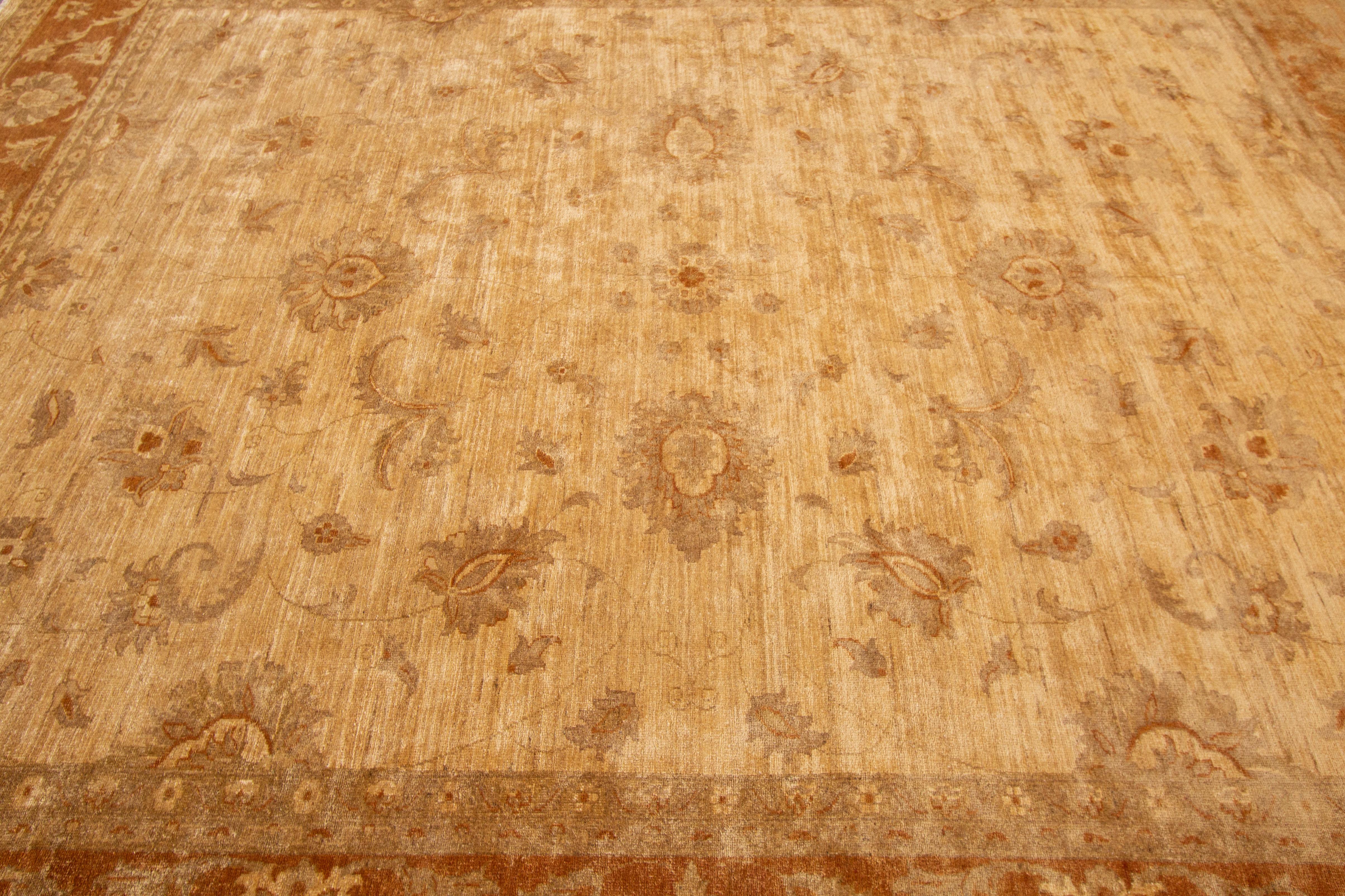 10 x 11 Contemporary Indian Peshawar Handmade Floral Wool Rug In Tan (Indisch) im Angebot