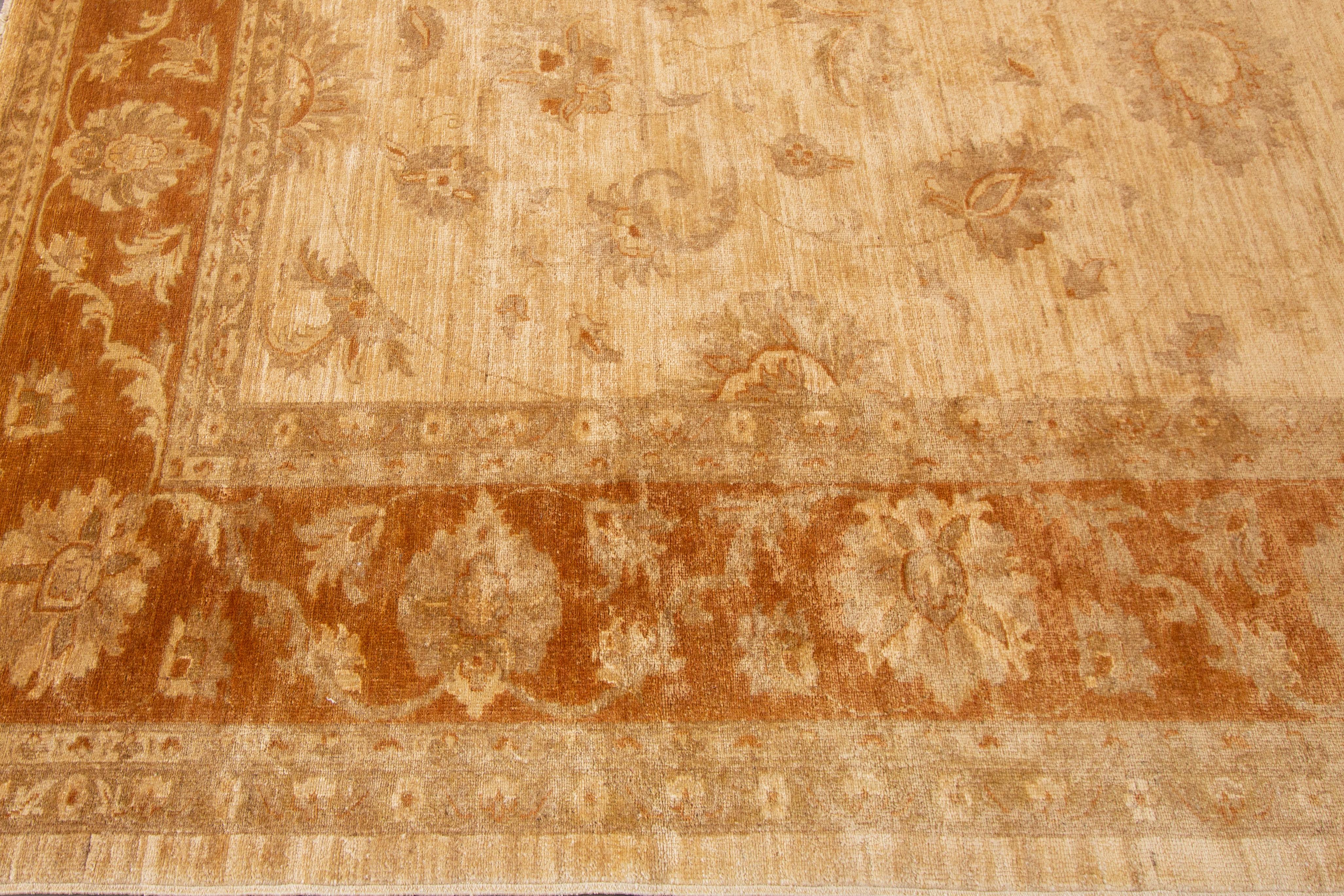 10 x 11 Contemporary Indian Peshawar Handmade Floral Wool Rug In Tan (Handgeknüpft) im Angebot