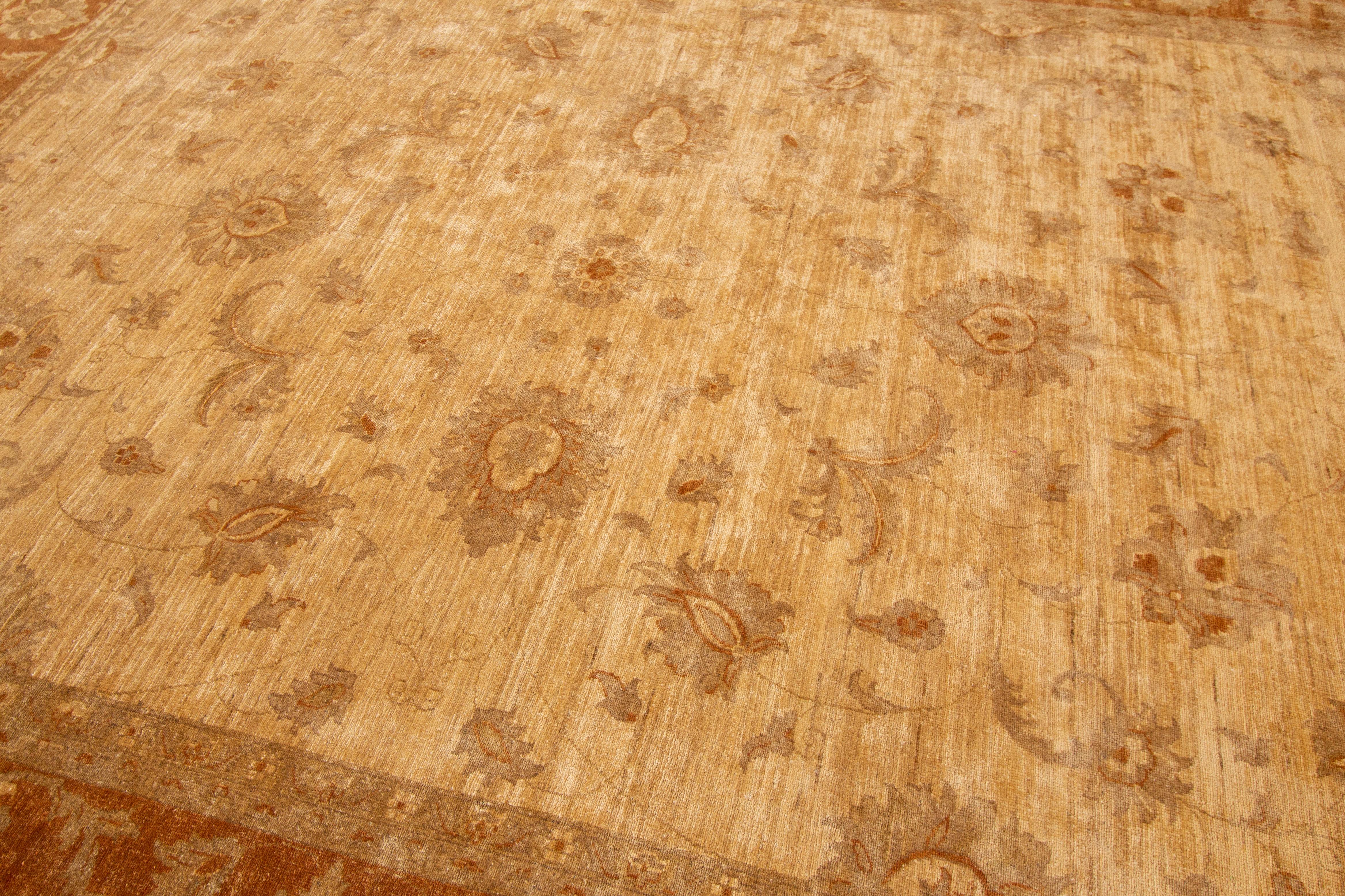 10 x 11 Contemporary Indian Peshawar Handmade Floral Wool Rug In Tan im Zustand „Neu“ im Angebot in Norwalk, CT