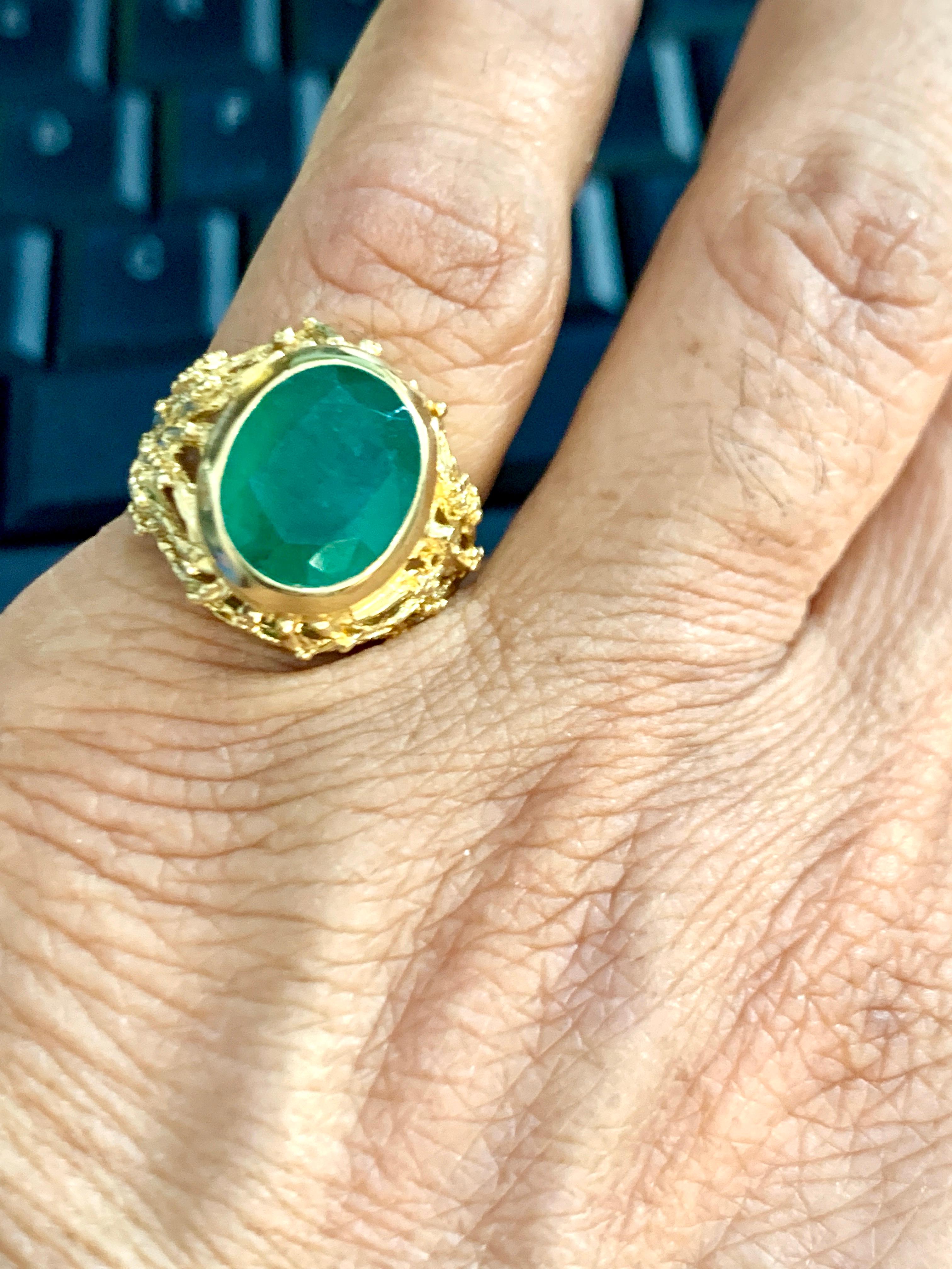 Women's  7 Carat Oval Shape Natural Emerald Ring 18 Karat Yellow Gold For Sale