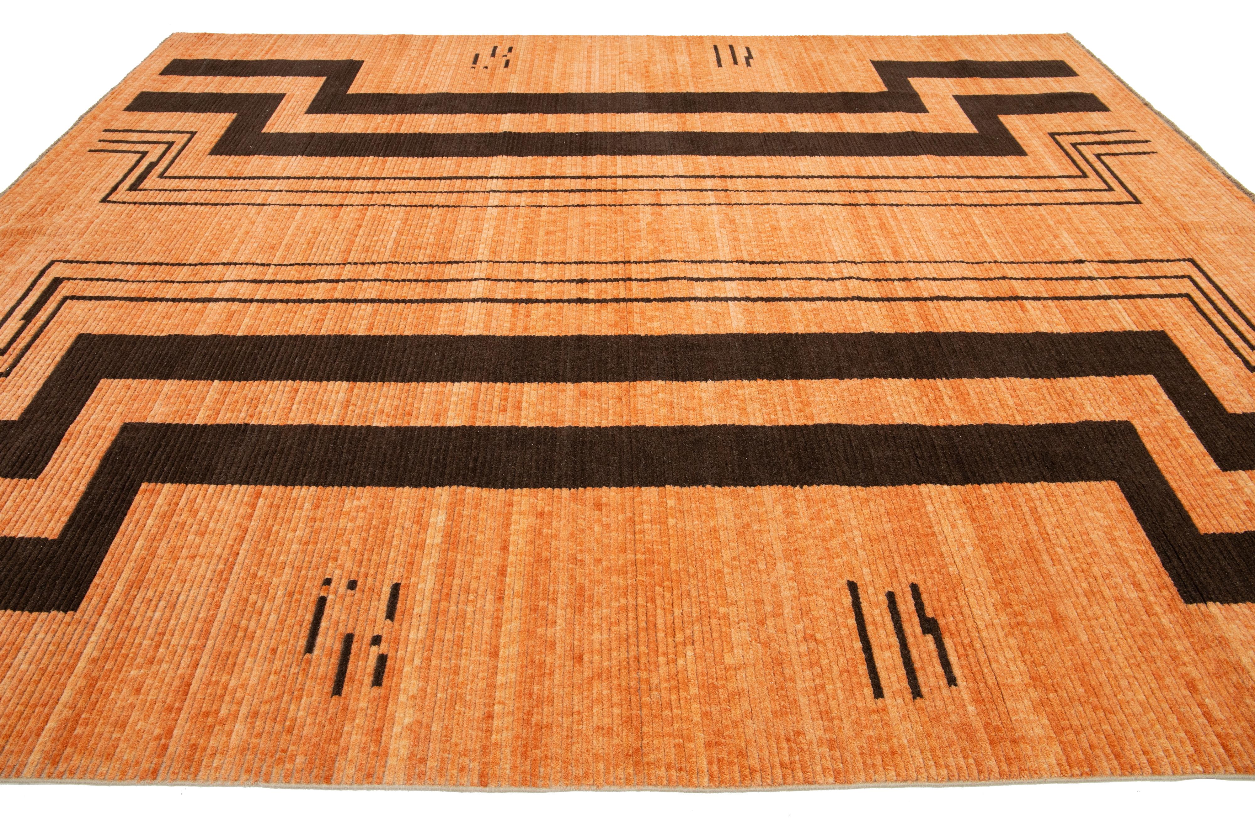 10 x 12 Moderner handgewebter, entworfener Wollteppich in Orange (21. Jahrhundert und zeitgenössisch) im Angebot