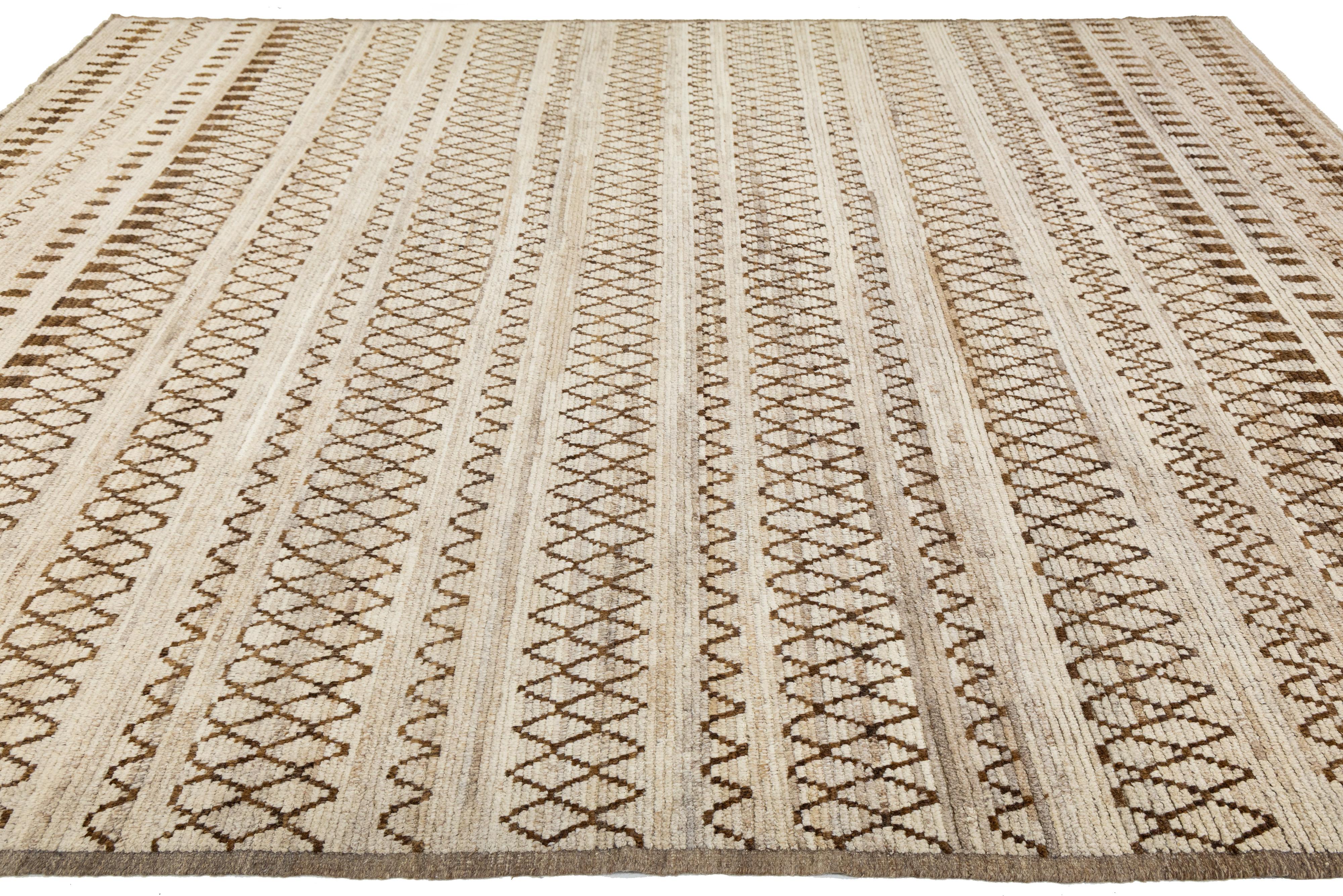 10 x 12 Modern Moroccan Wool Rug In Brown with Geometric Tribal Motifs im Angebot 2