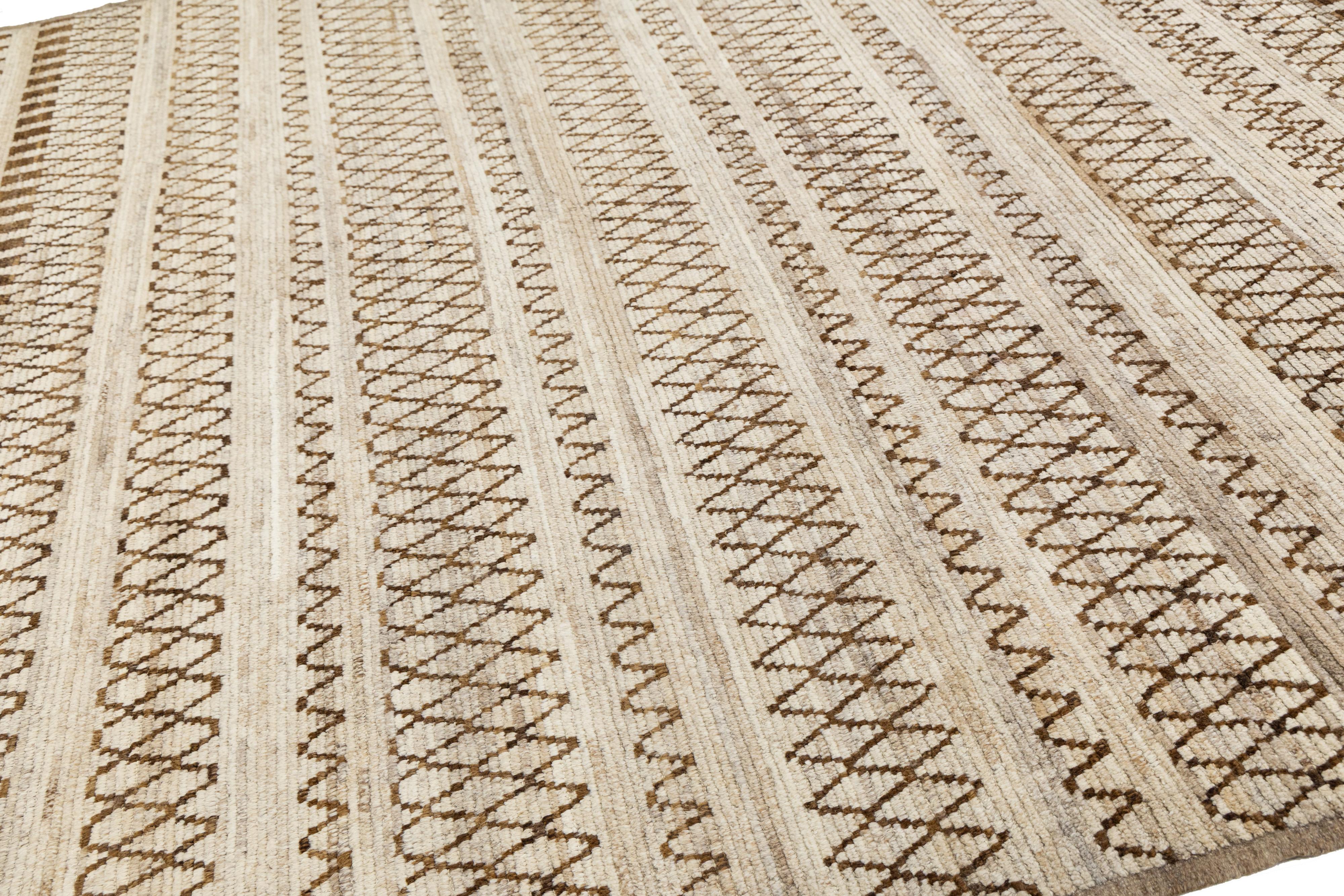 10 x 12 Modern Moroccan Wool Rug In Brown with Geometric Tribal Motifs im Angebot 3