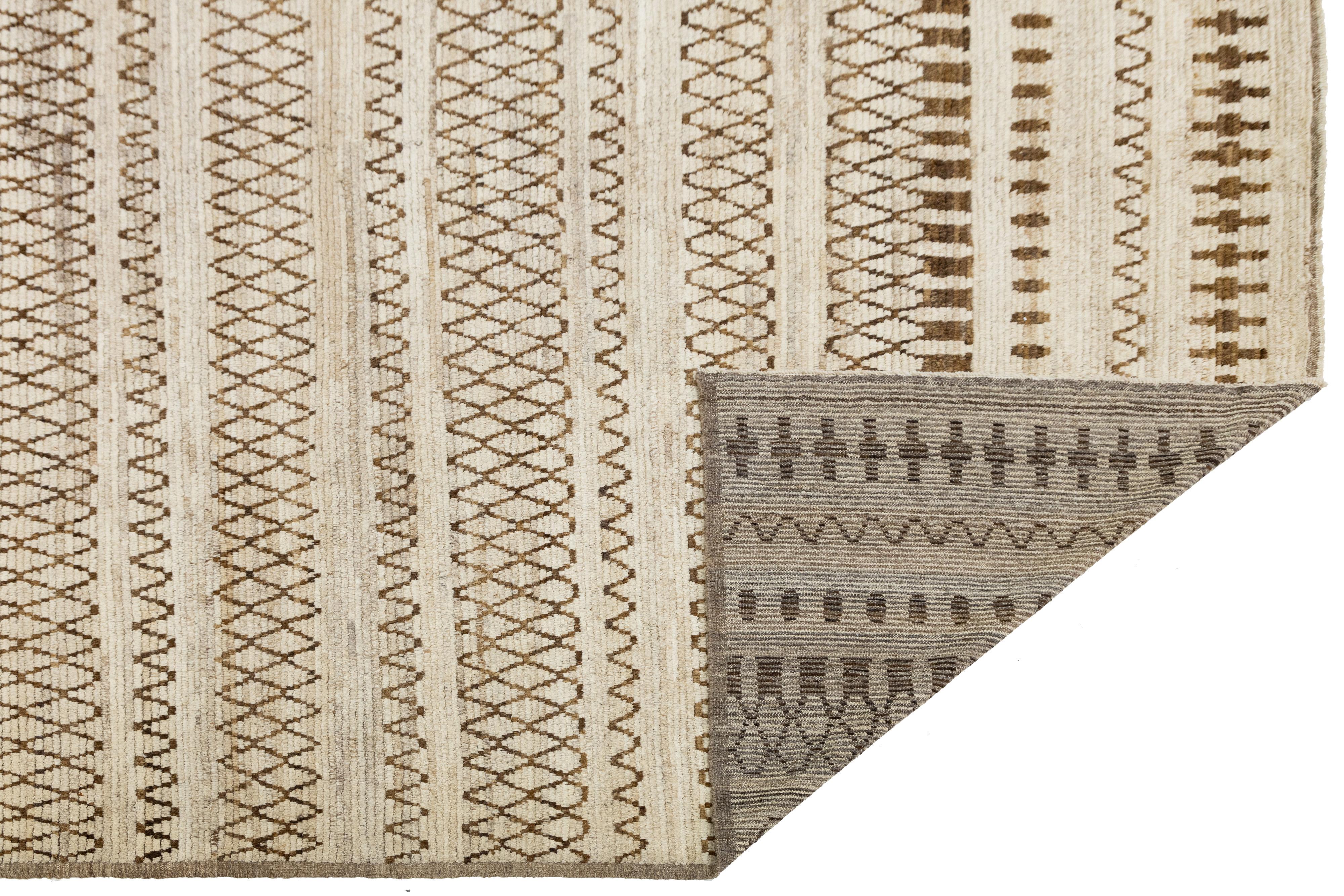 10 x 12 Modern Moroccan Wool Rug In Brown with Geometric Tribal Motifs (Pakistanisch) im Angebot