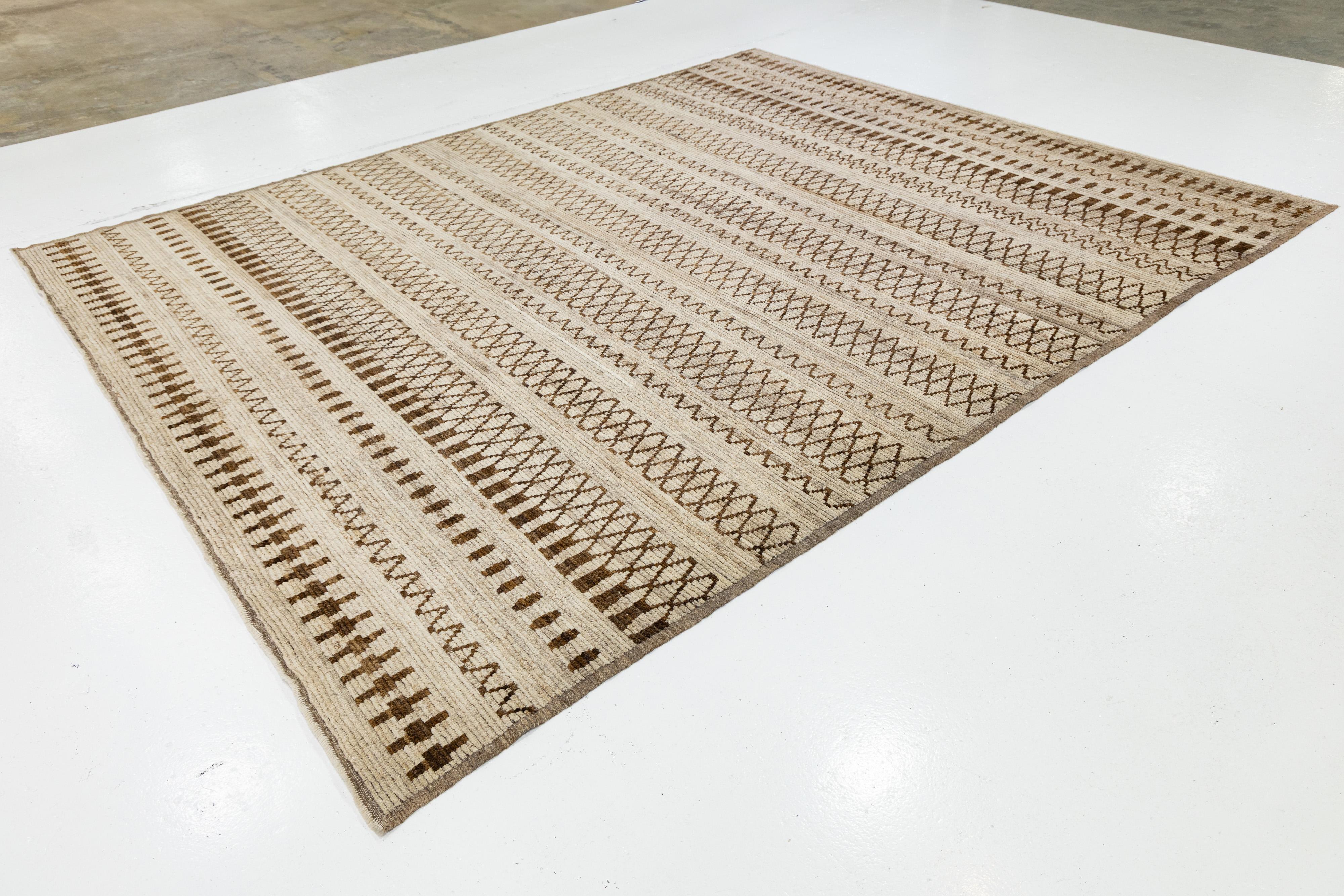 10 x 12 Modern Moroccan Wool Rug In Brown with Geometric Tribal Motifs (Handgeknüpft) im Angebot