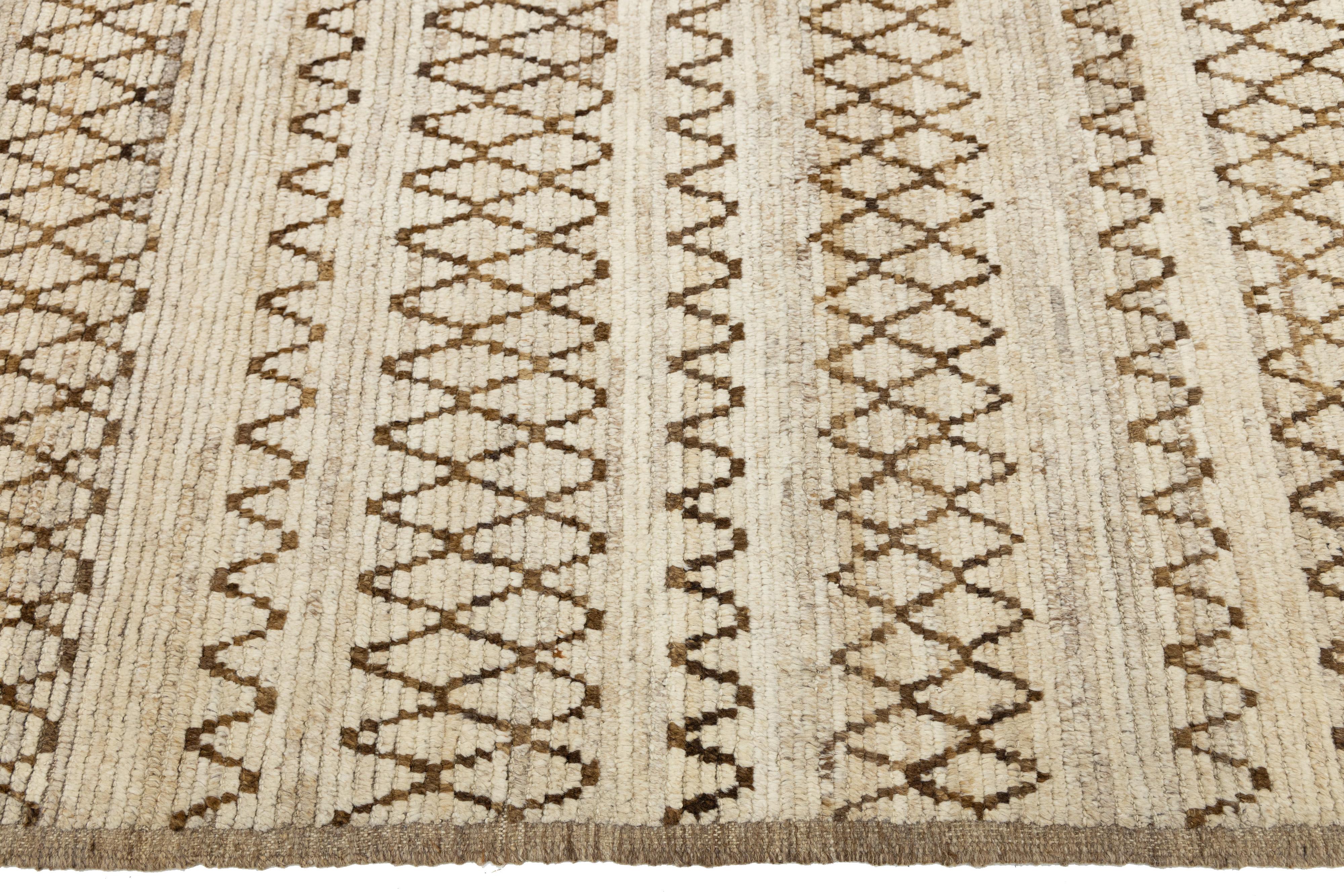 10 x 12 Modern Moroccan Wool Rug In Brown with Geometric Tribal Motifs im Zustand „Neu“ im Angebot in Norwalk, CT