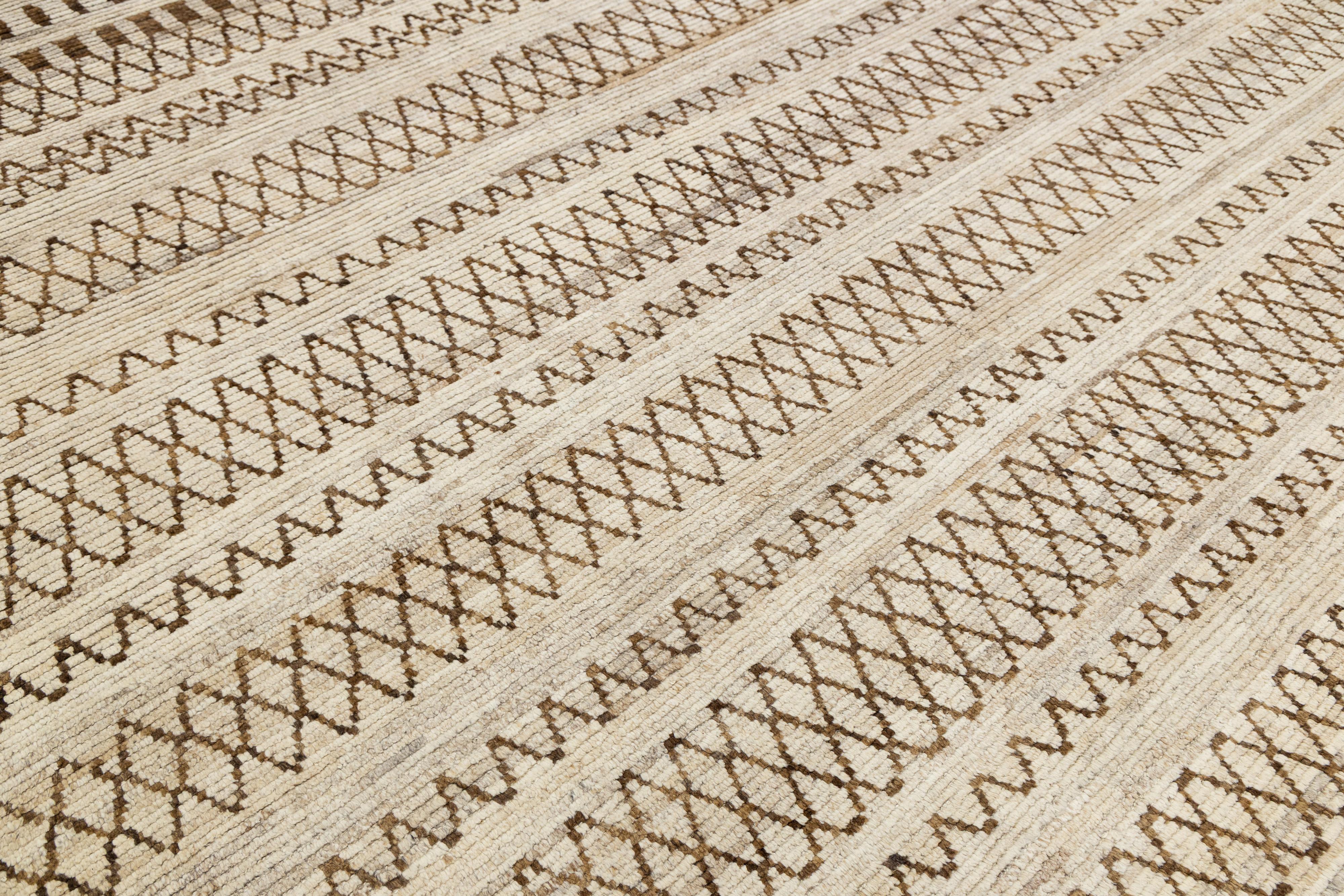 10 x 12 Modern Moroccan Wool Rug In Brown with Geometric Tribal Motifs (21. Jahrhundert und zeitgenössisch) im Angebot