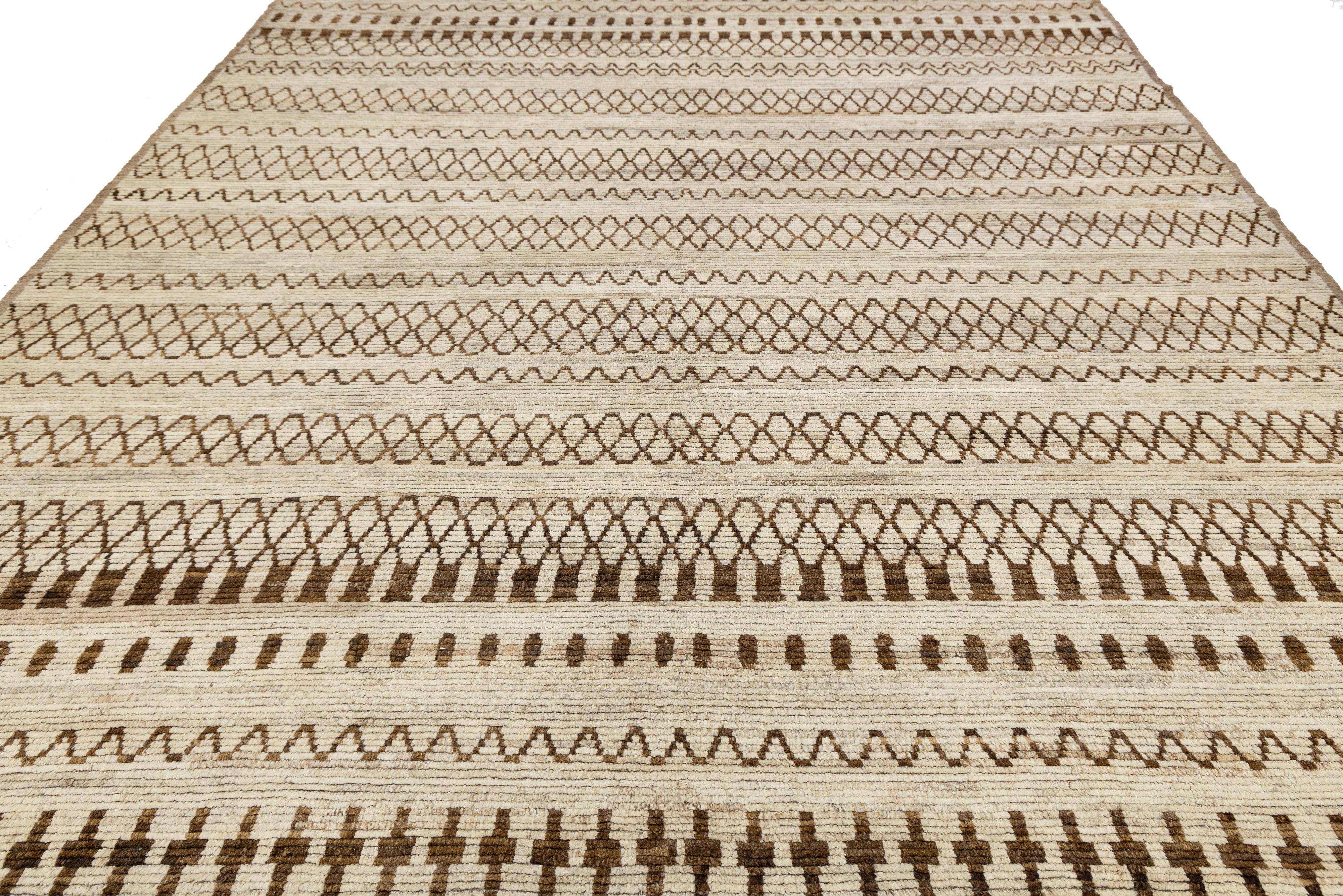 10 x 12 Modern Moroccan Wool Rug In Brown with Geometric Tribal Motifs (Wolle) im Angebot