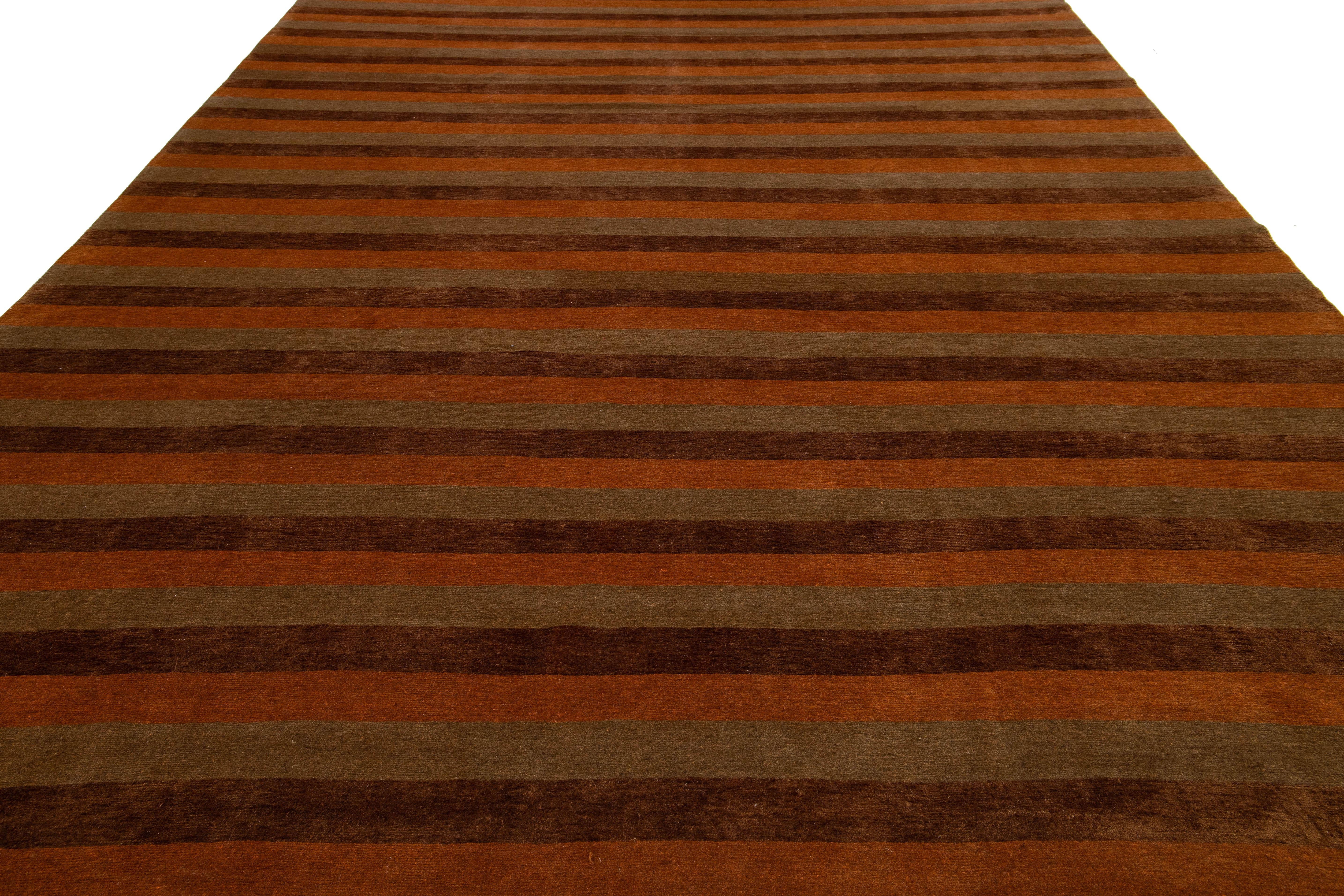 Ce tapis tibétain contemporain présente un design Art déco captivant dans des couleurs vibrantes qui attirent l'attention sans effort. Fabriqué en laine ou en soie tibétaine de première qualité, il présente des détails complexes et une riche palette