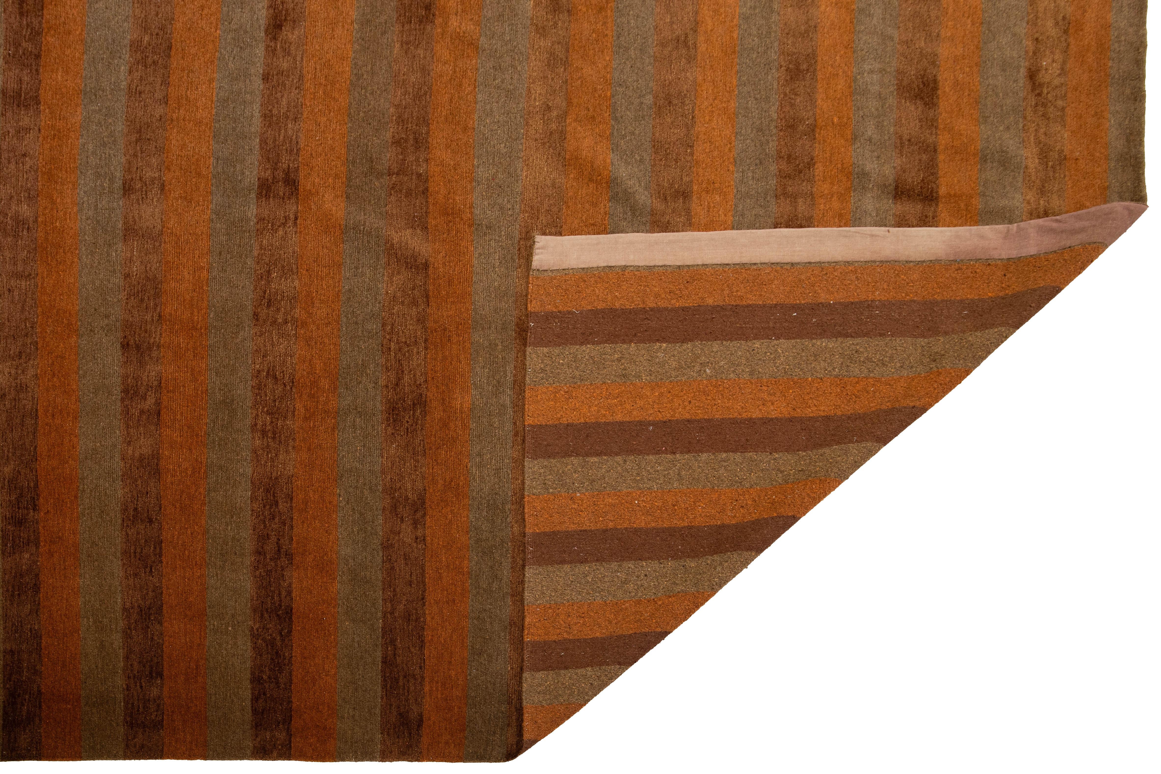 Moderne 10 x 13 Tapis tibétain contemporain en laine et soie à rayures dans les tons de terre en vente